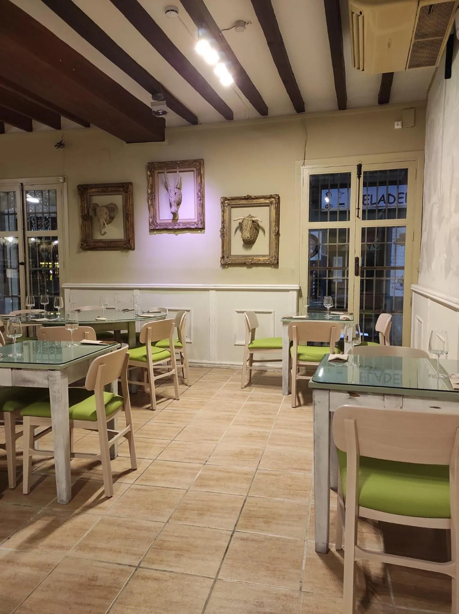 Restaurant/places to eat in Hostal Loreto