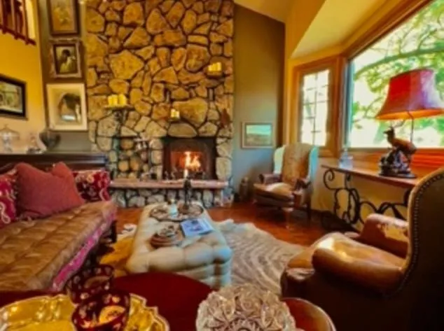 Yellowstone Cattle Baron EnSuite, Private Entrance & Parking - Prairie Rose B&B