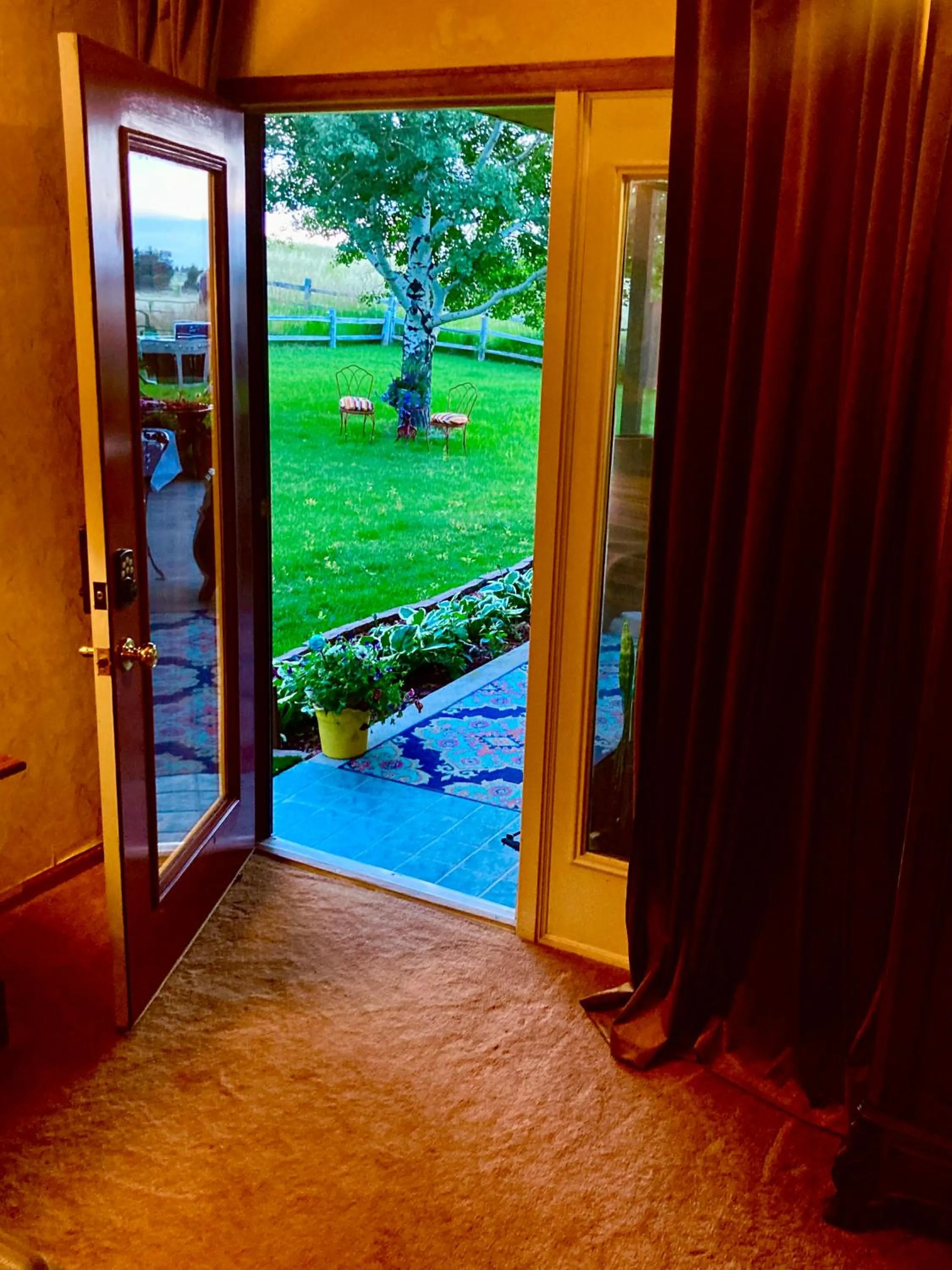 Yellowstone Cattle Baron EnSuite, Private Entrance & Parking - Prairie Rose B&B