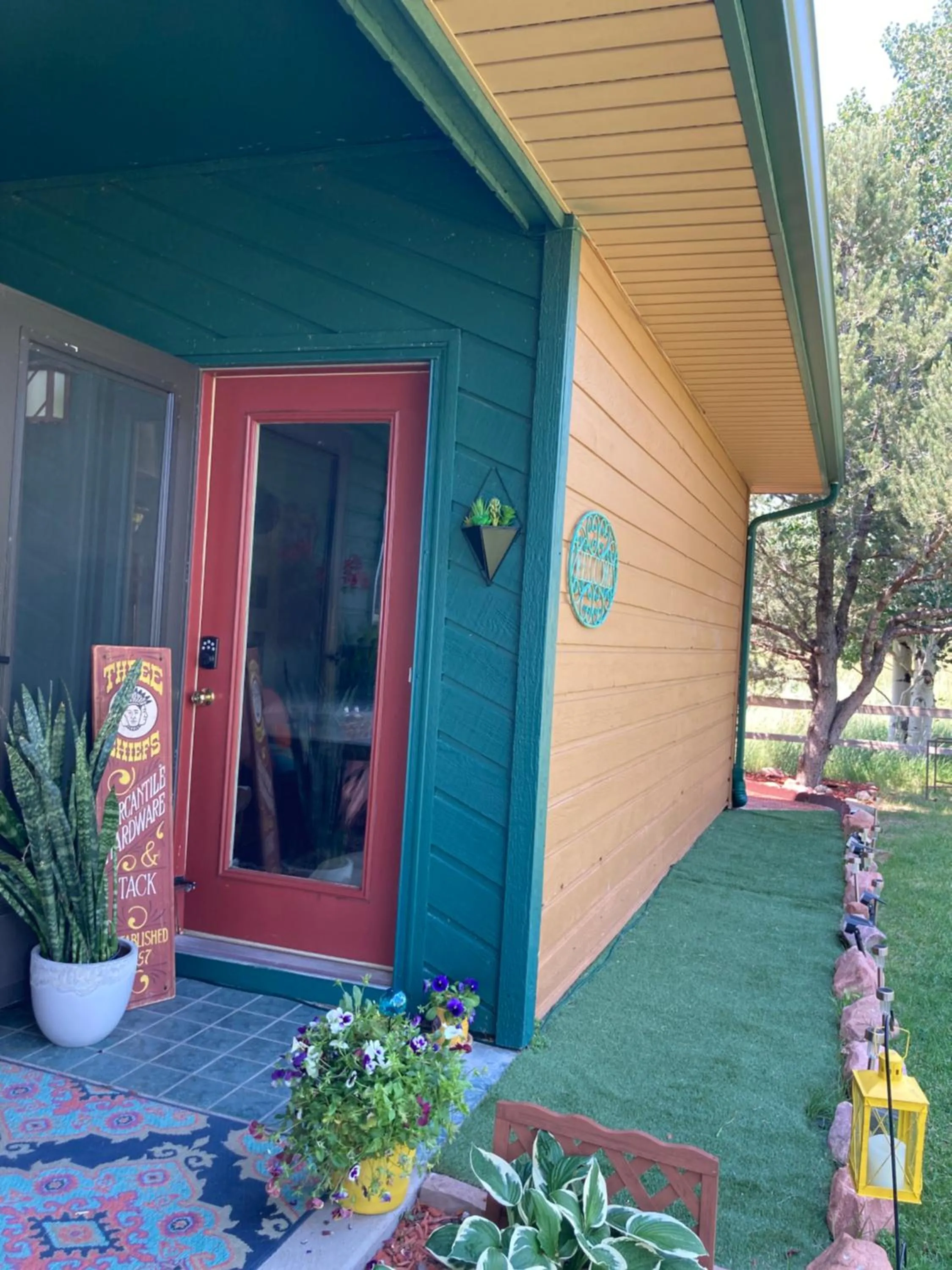Yellowstone Cattle Baron EnSuite, Private Entrance & Parking - Prairie Rose B&B
