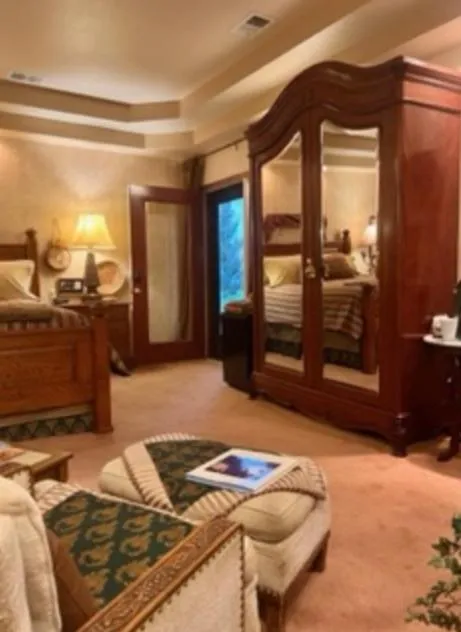Bed in Yellowstone Cattle Baron EnSuite, Private Entrance & Parking - Prairie Rose B&B