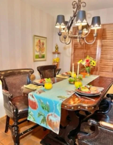 Yellowstone Cattle Baron EnSuite, Private Entrance & Parking - Prairie Rose B&B