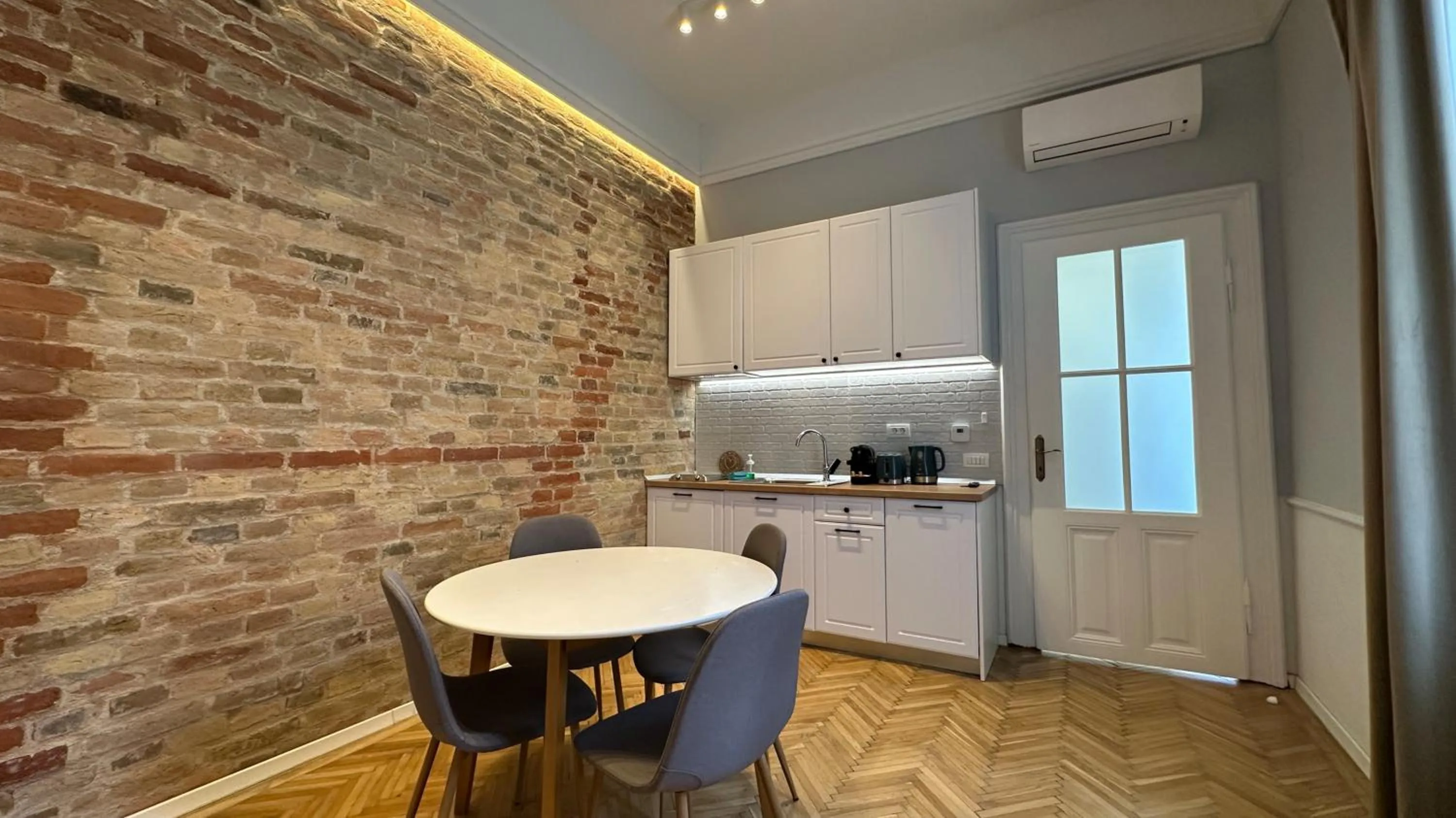 Kitchen or kitchenette in Carol Residence - ultra central - powered by NEO