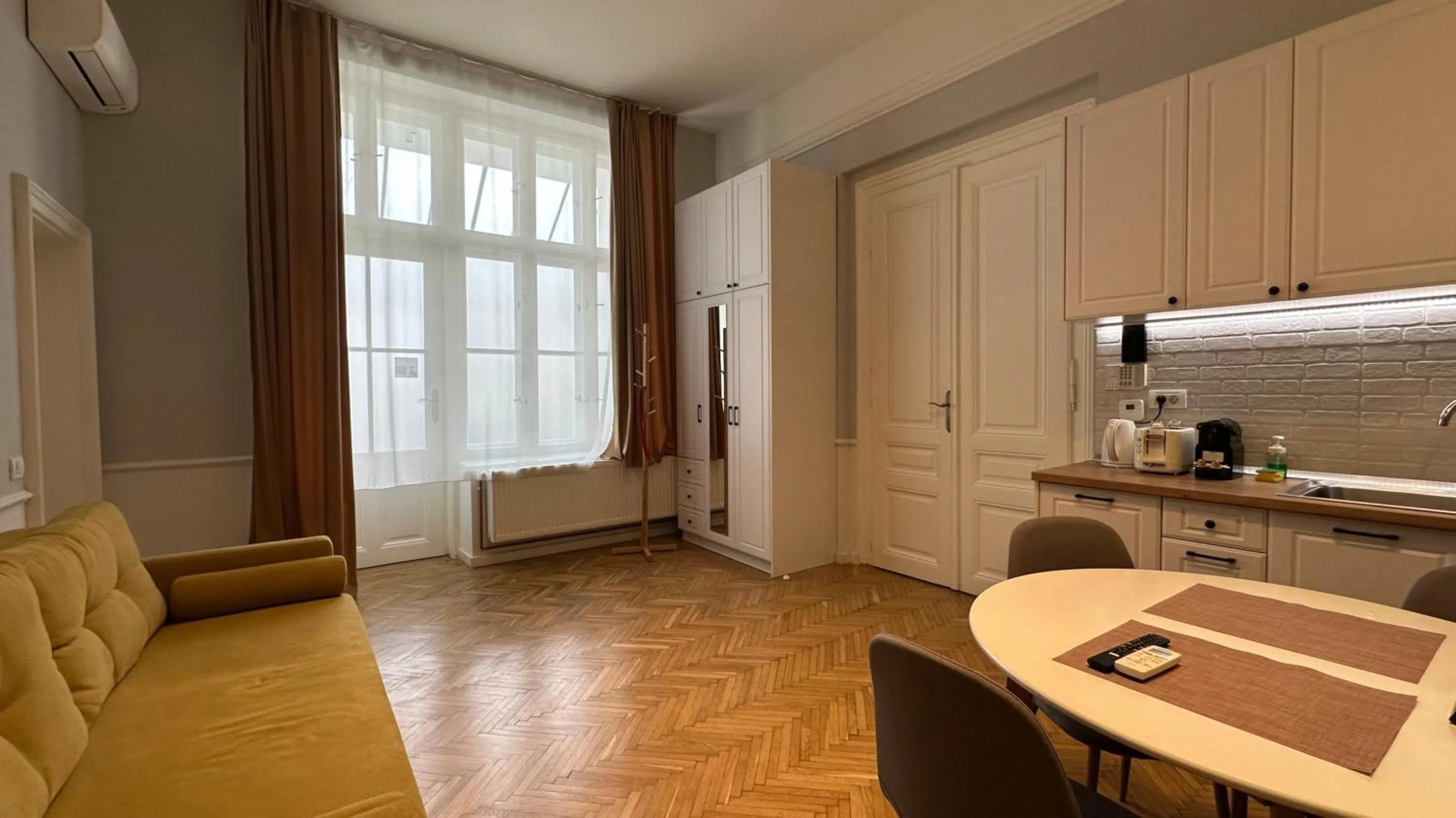 Kitchen or kitchenette in Carol Residence - ultra central - powered by NEO