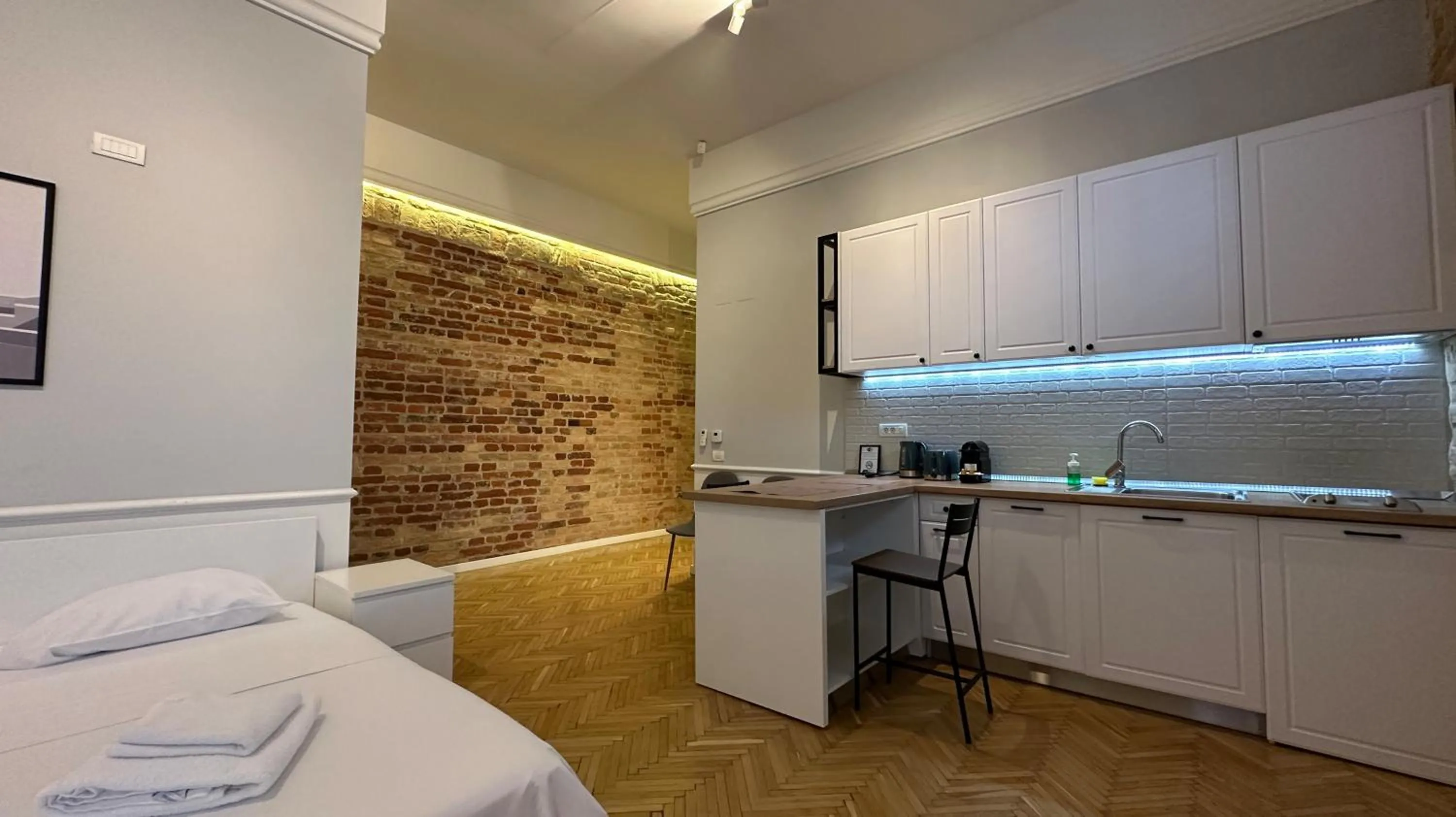 Photo of the whole room, Bed in Carol Residence - ultra central - powered by NEO