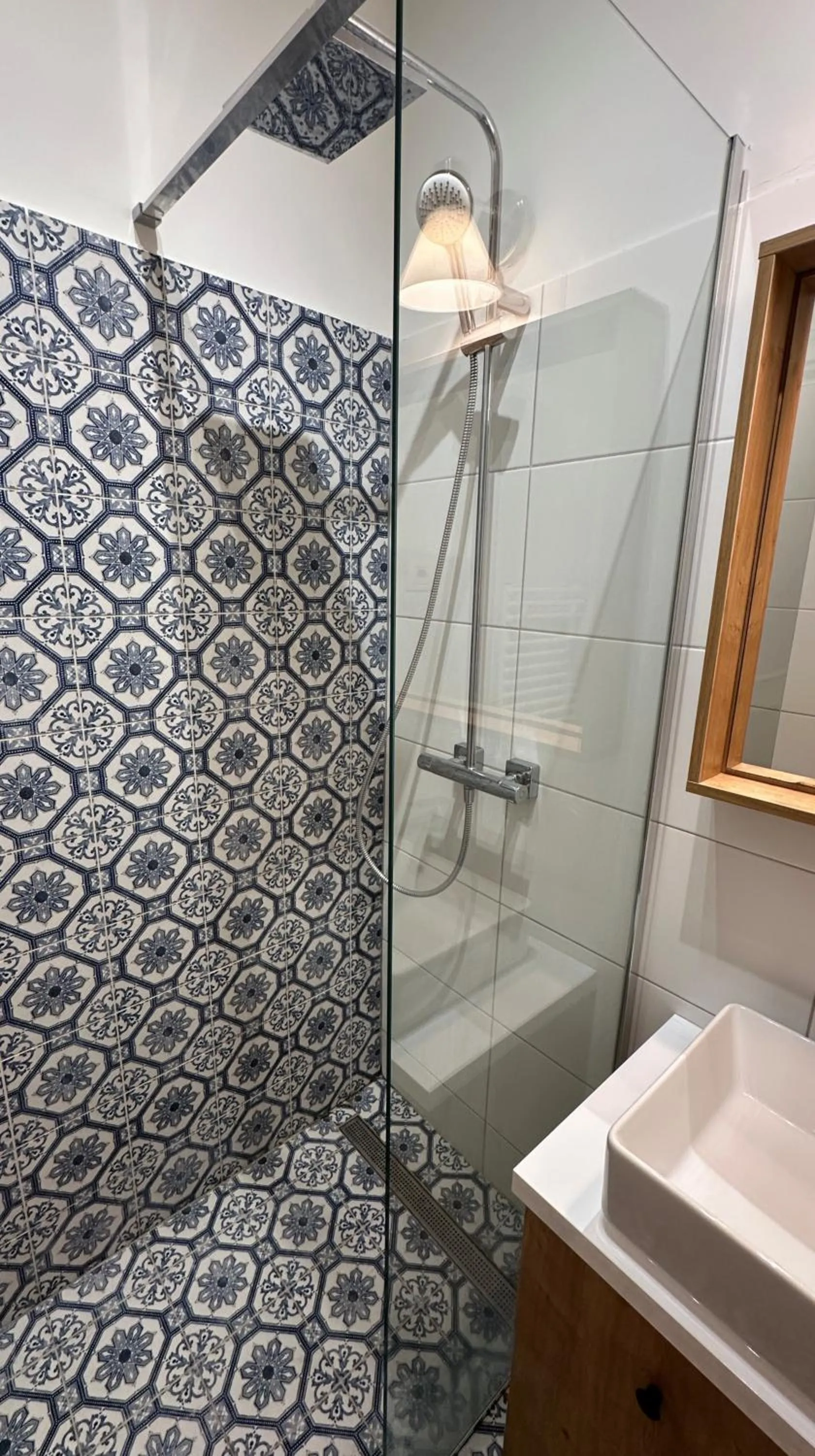 Shower in Carol Residence - ultra central - powered by NEO