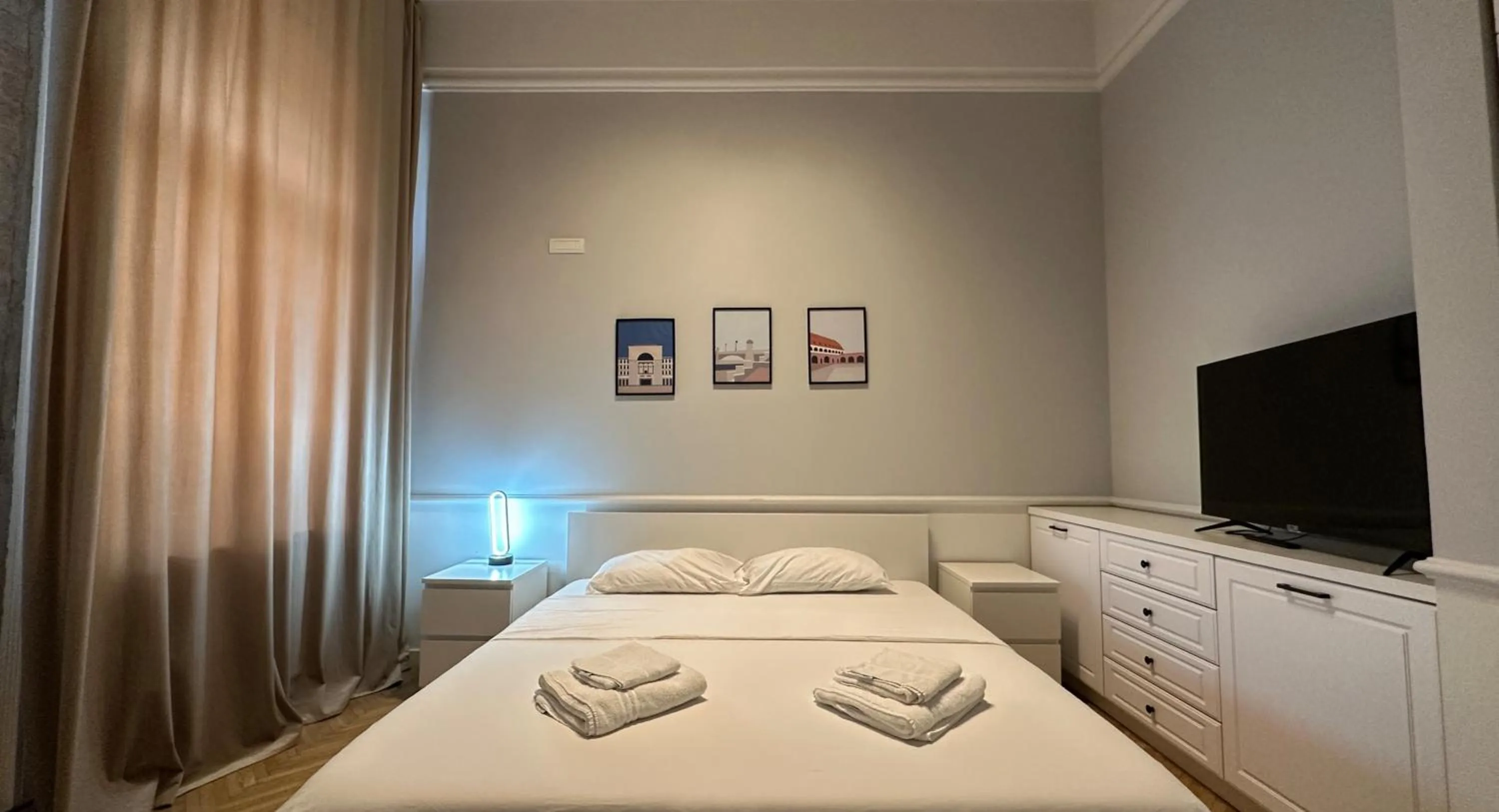 Photo of the whole room, Bed in Carol Residence - ultra central - powered by NEO