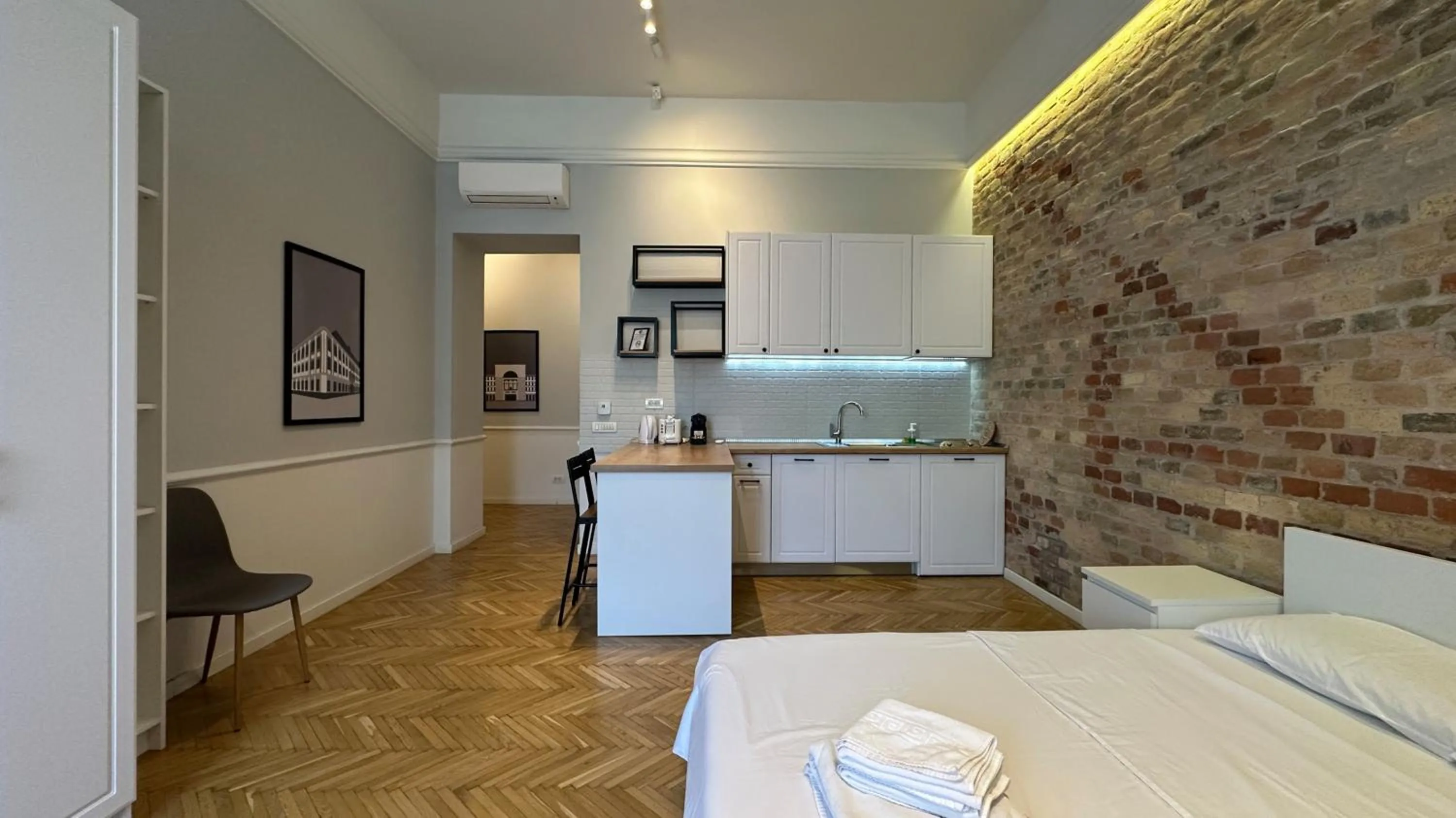 Kitchen or kitchenette, Bed in Carol Residence - ultra central - powered by NEO