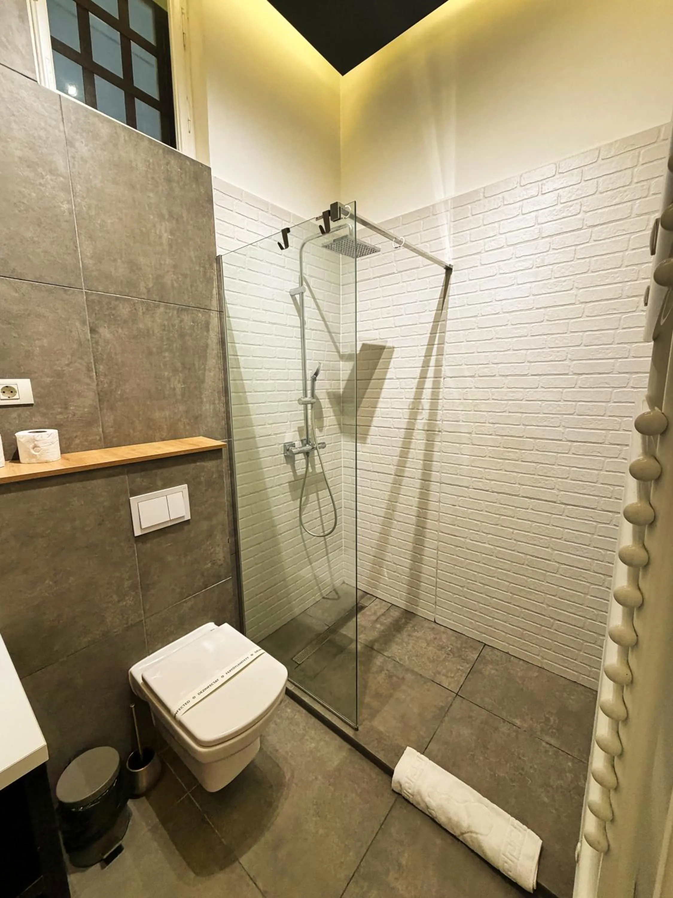 Shower in Carol Residence - ultra central - powered by NEO