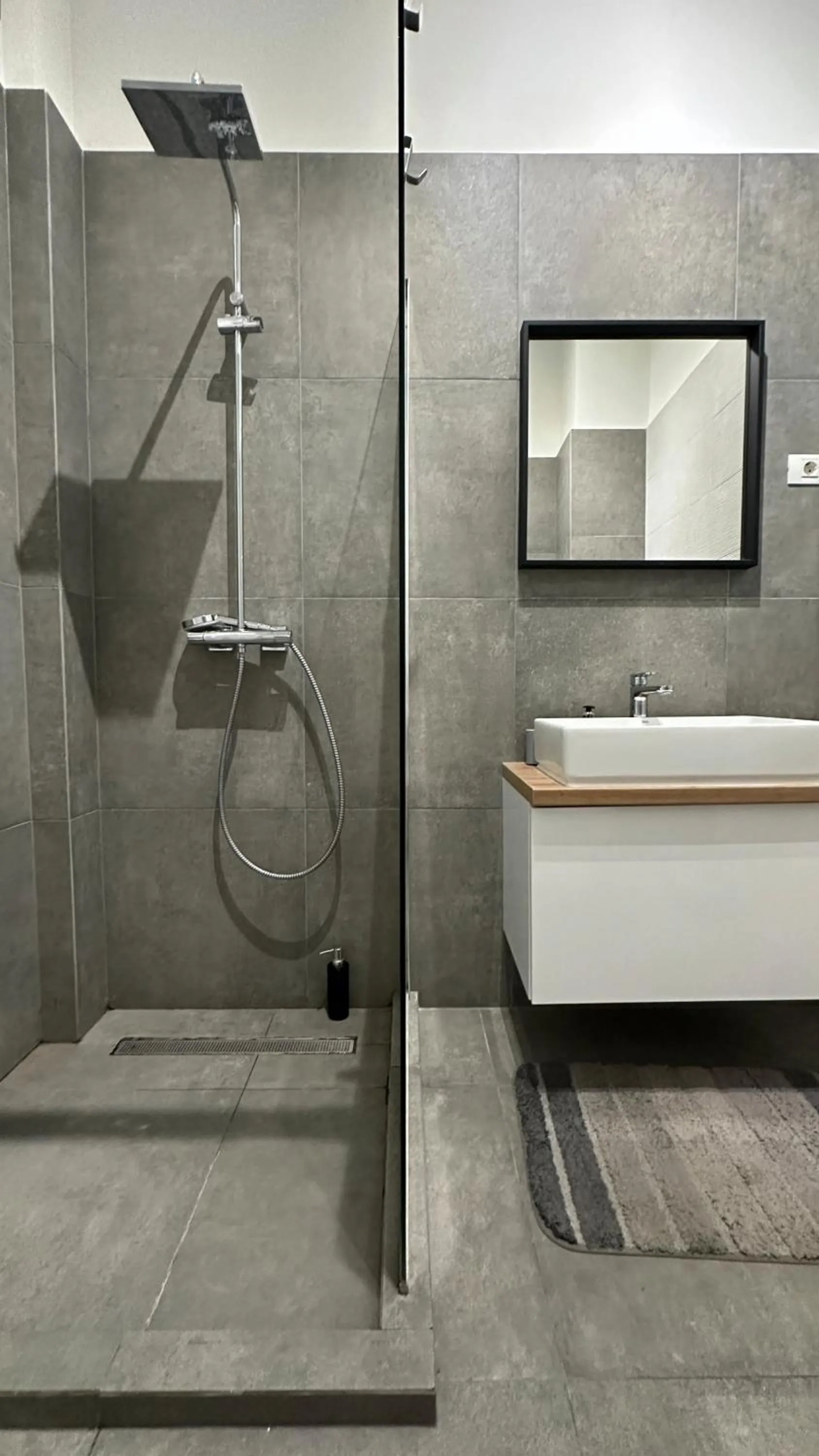 Shower in Carol Residence - ultra central - powered by NEO