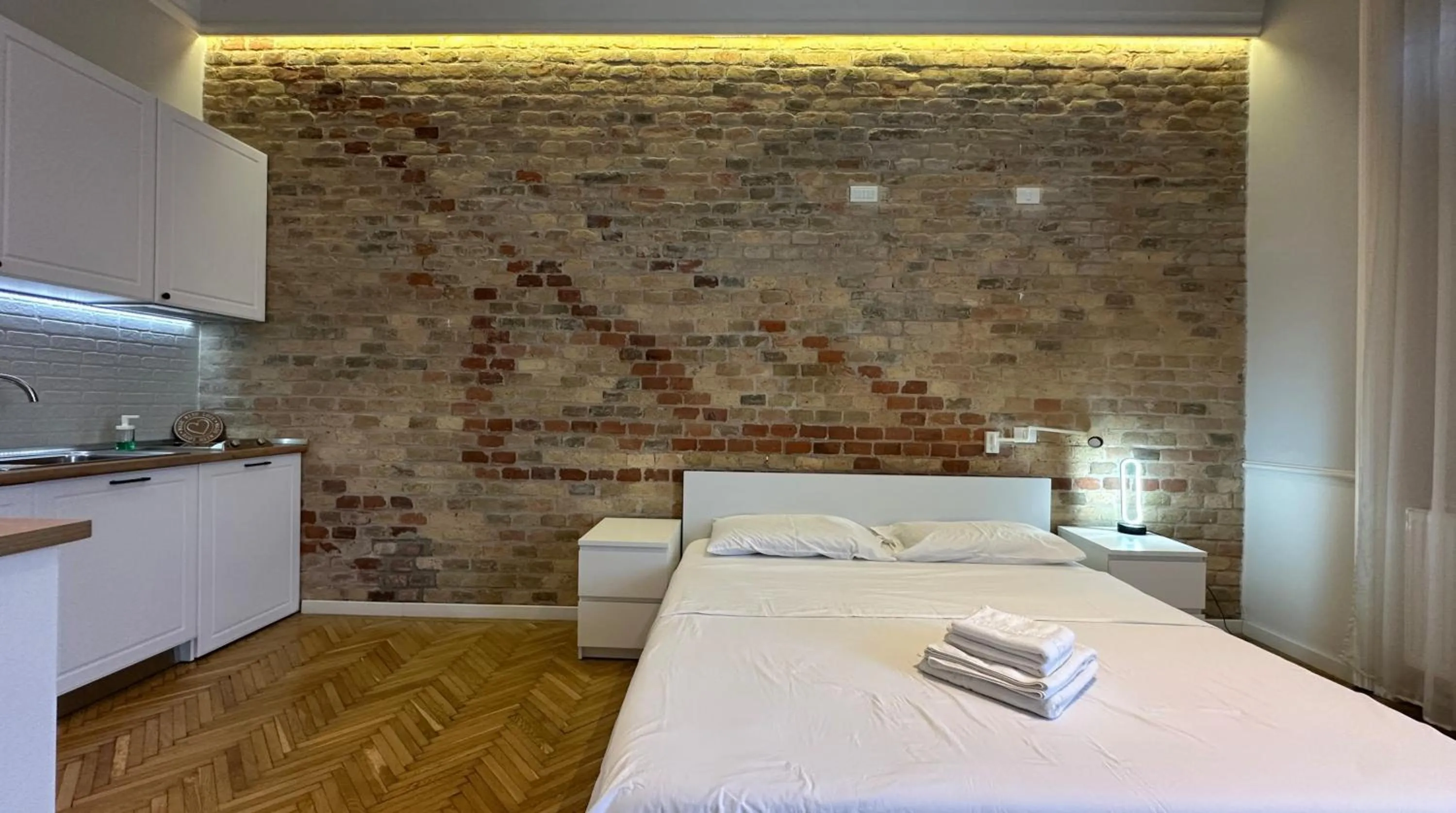 Kitchen or kitchenette, Bed in Carol Residence - ultra central - powered by NEO