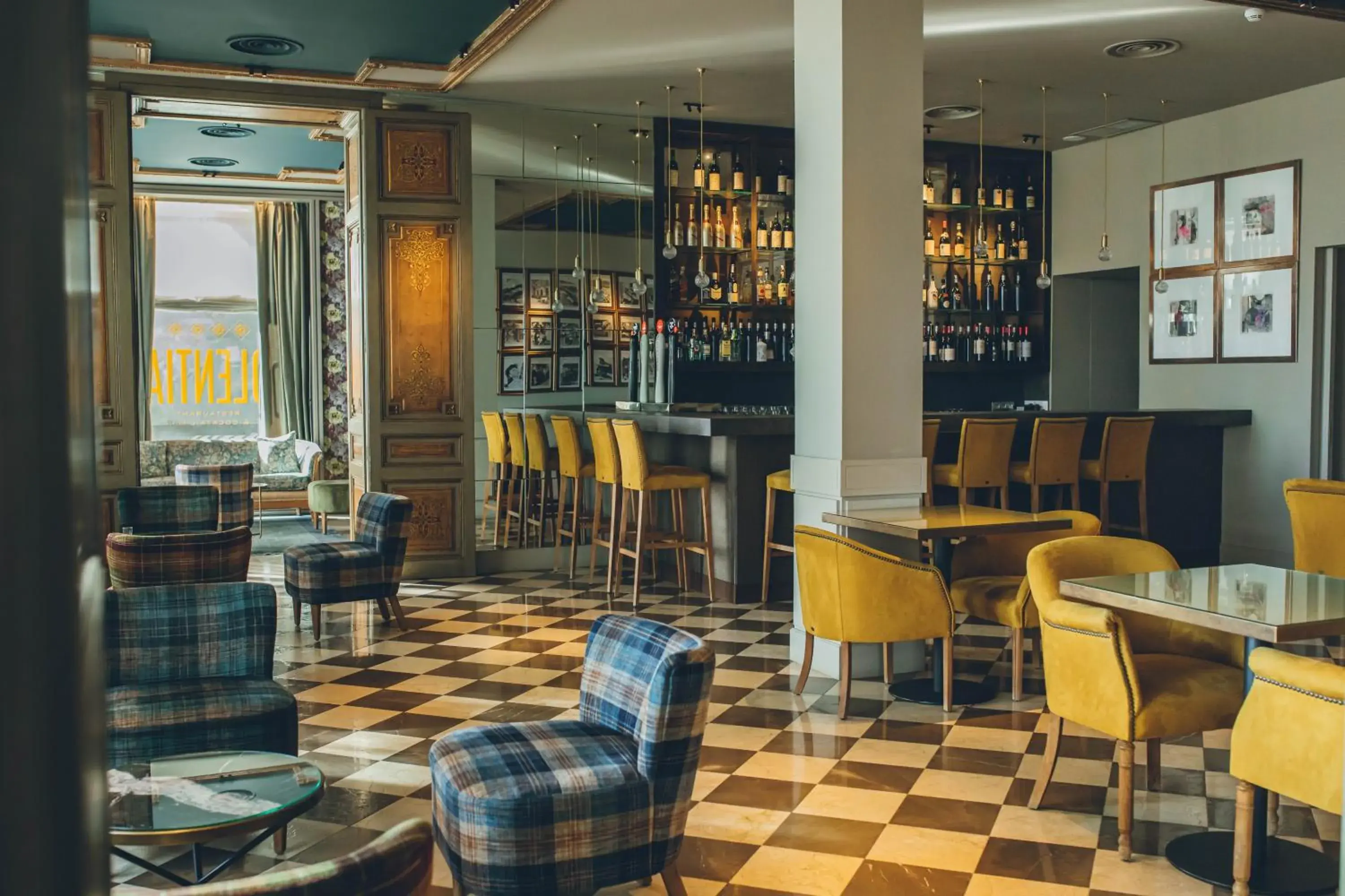 Lounge or bar in Duquesa de Cardona Hotel 4 Sup by Grup Duquessa Lounge or bar in Duquesa de Cardona Hotel 4 Sup by Grup Duquessa