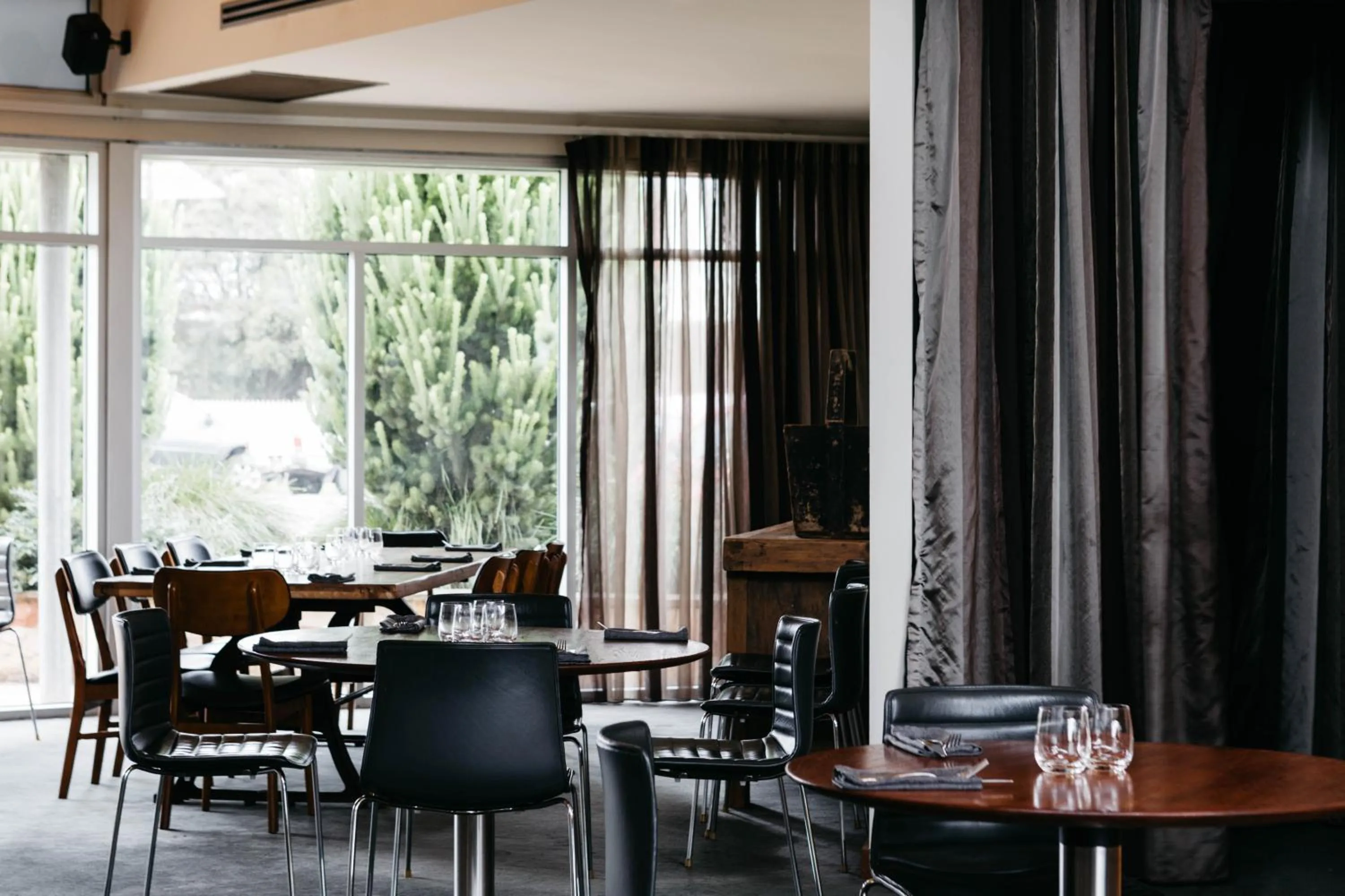 Restaurant/places to eat in Royal Mail Hotel