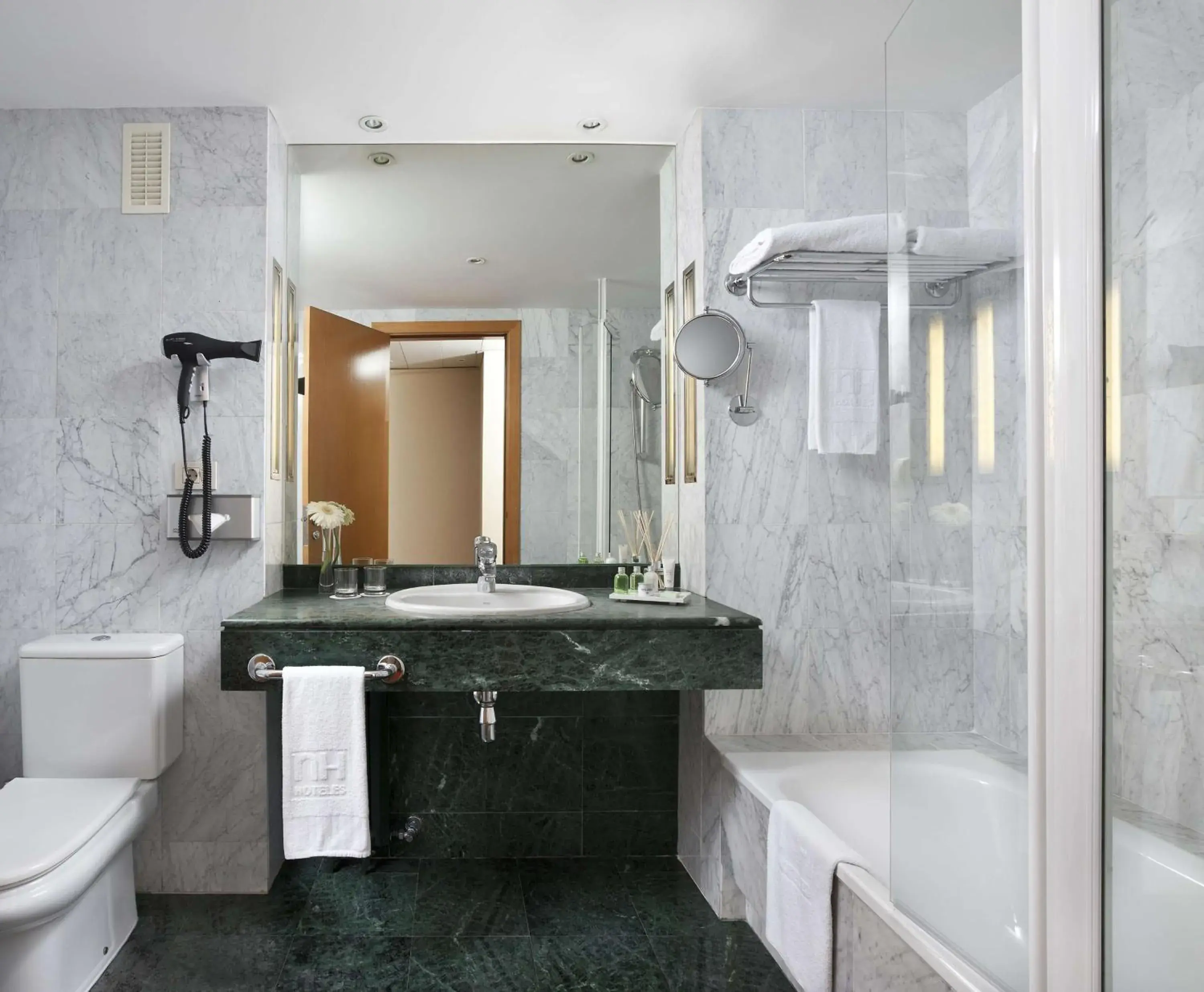 Standard Double or Twin Room with View in NH Málaga Standard Double or Twin Room with View in NH Málaga