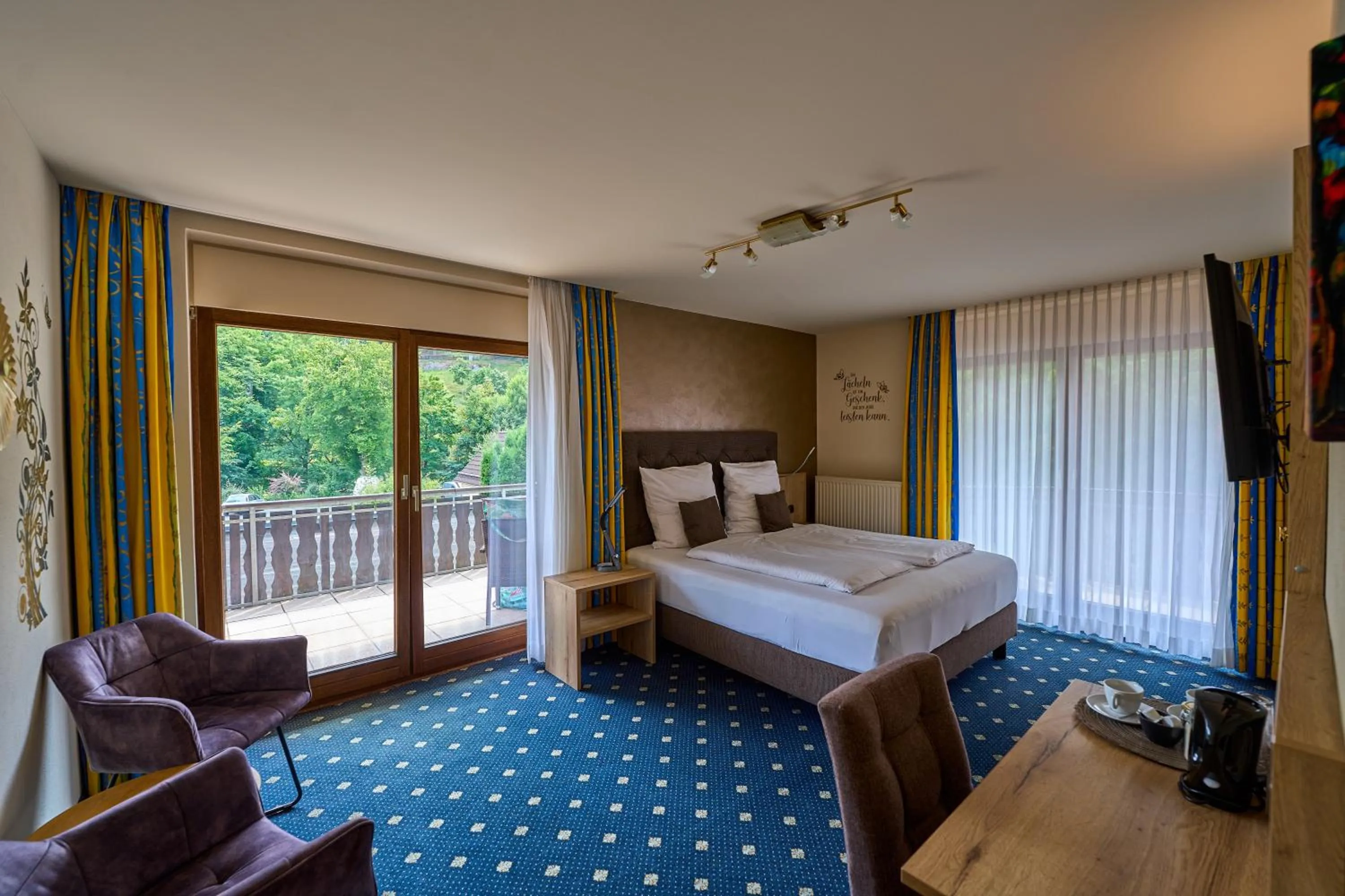 Living room, Bed in Gästehaus Forellenhof