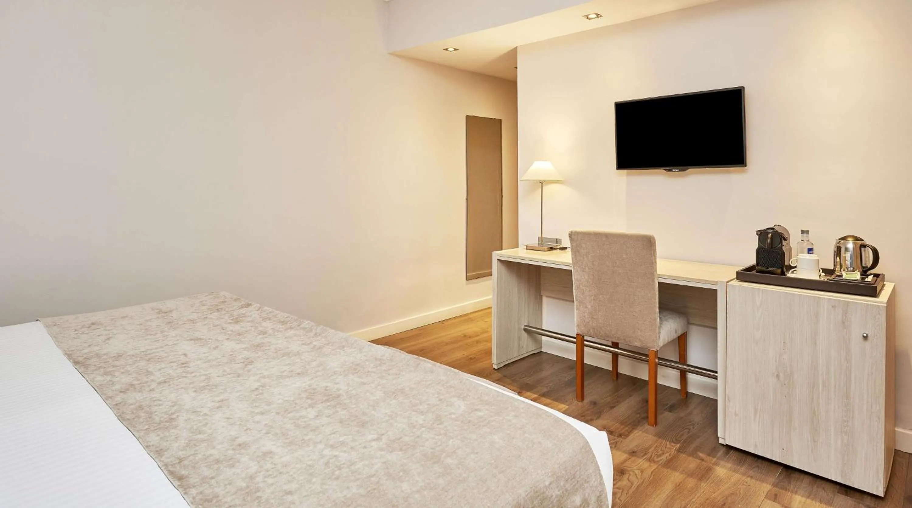 Bedroom, Bed in NH Córdoba Califa