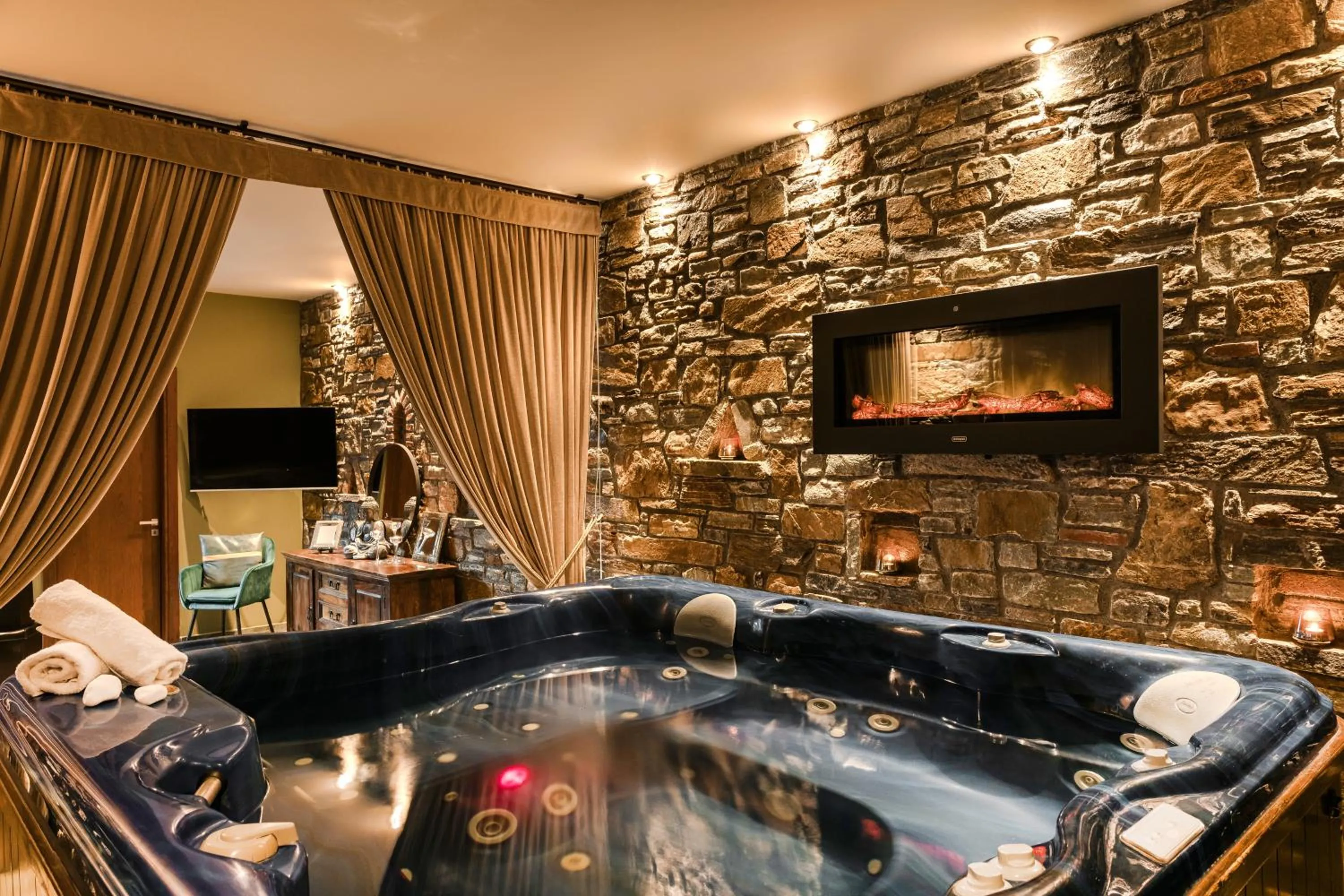 Hot Tub in Paramithenio Village Beach Resort & Spa