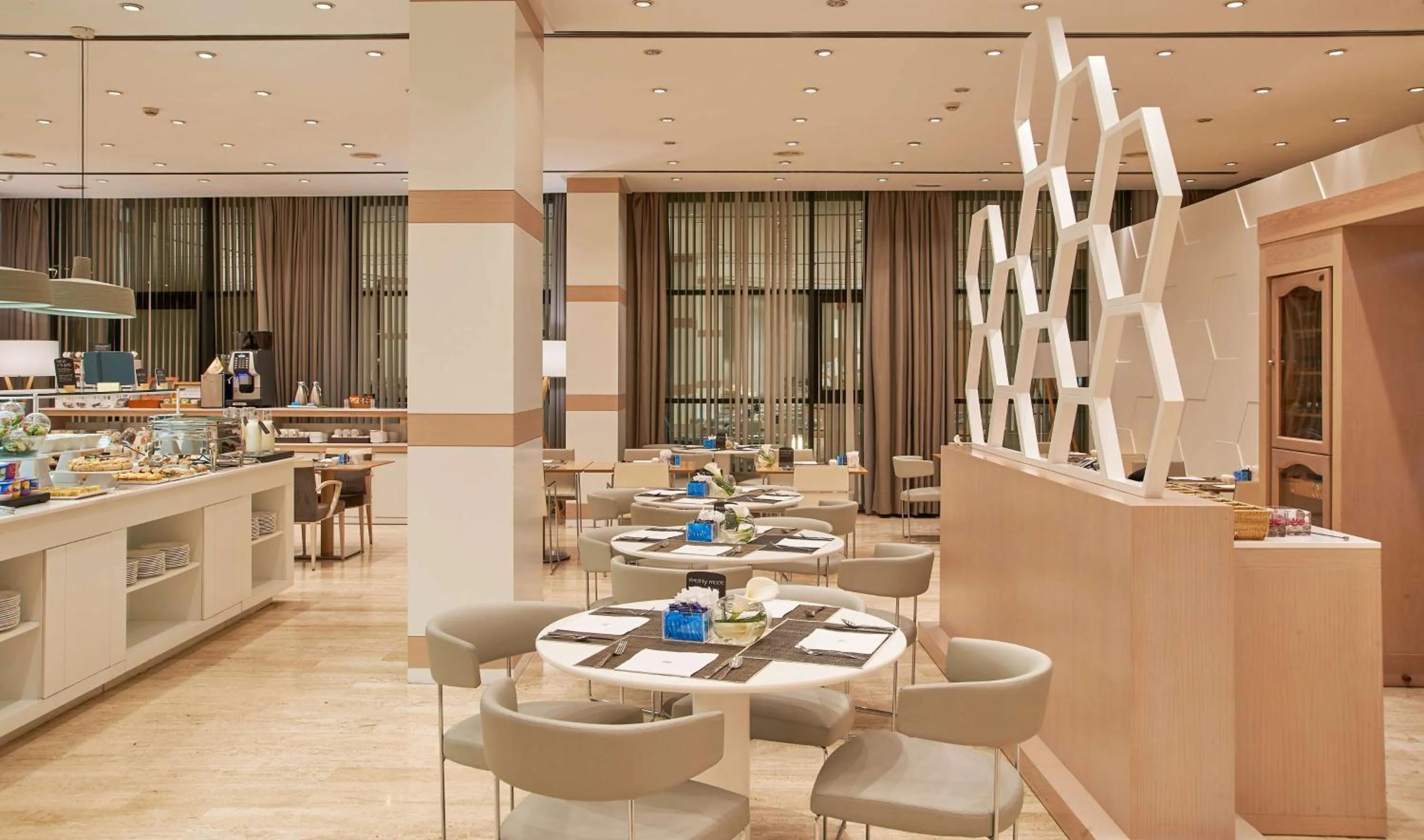 Restaurant/places to eat in NH Sevilla Plaza de Armas