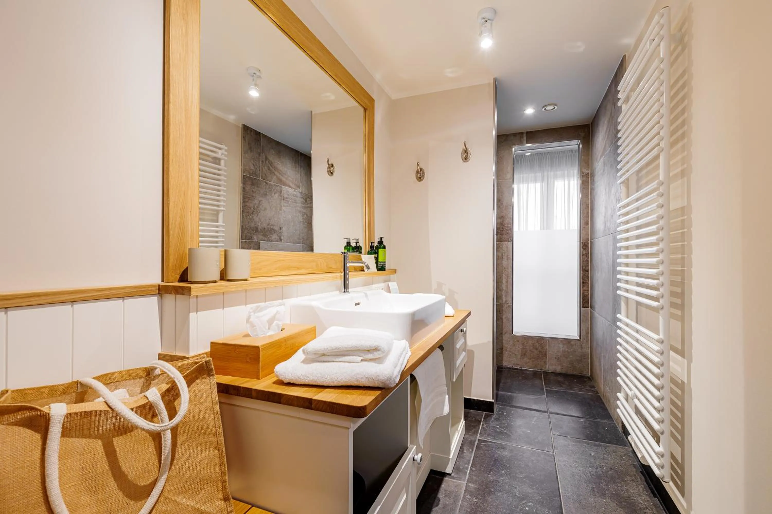 Bathroom, Bed in Hotel Zweite Heimat