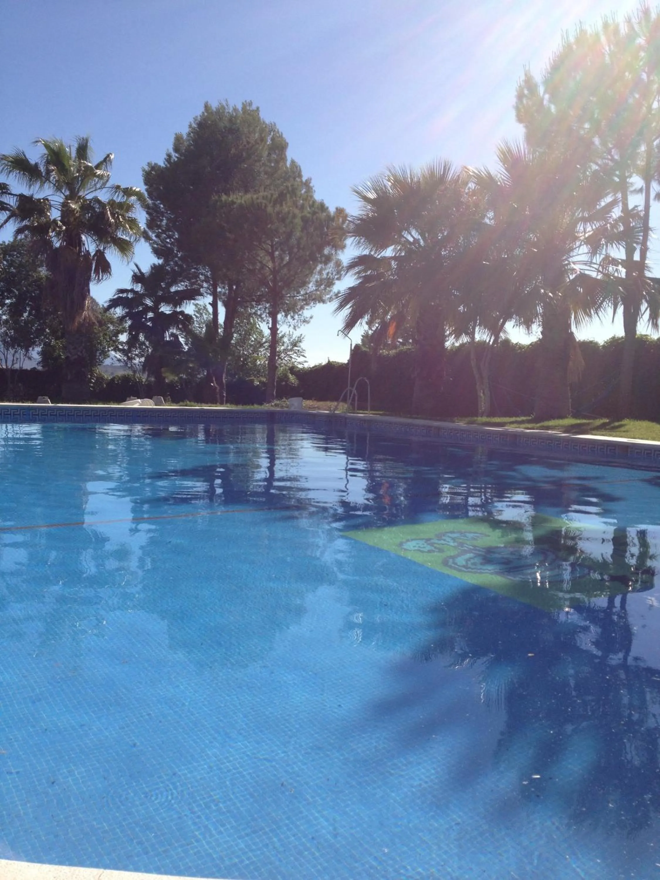 Swimming pool in Hotel Meson Fuente del Pino