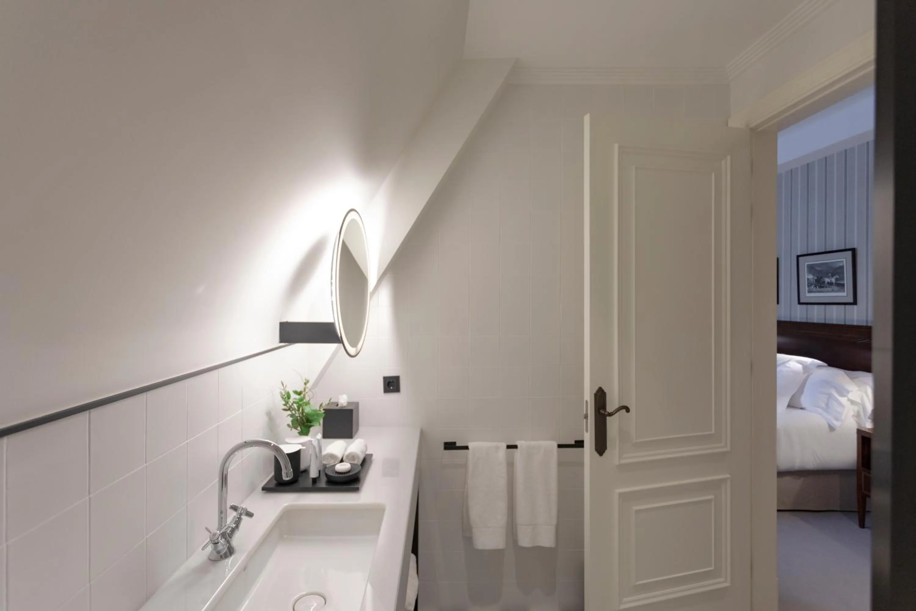 Bathroom, Bed in Hotel Villa Soro