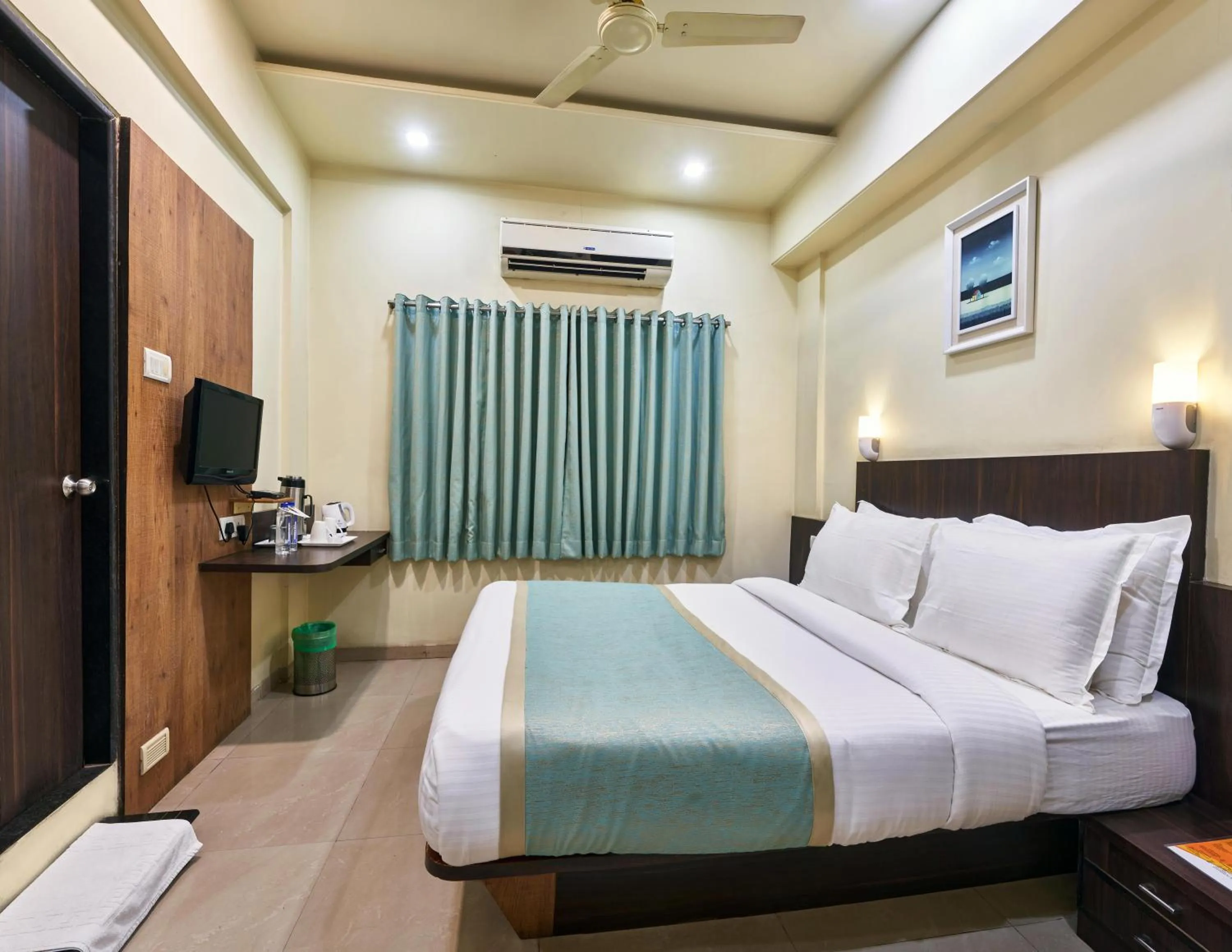 TV and multimedia, Bed in Hotel Atria, Kolhapur