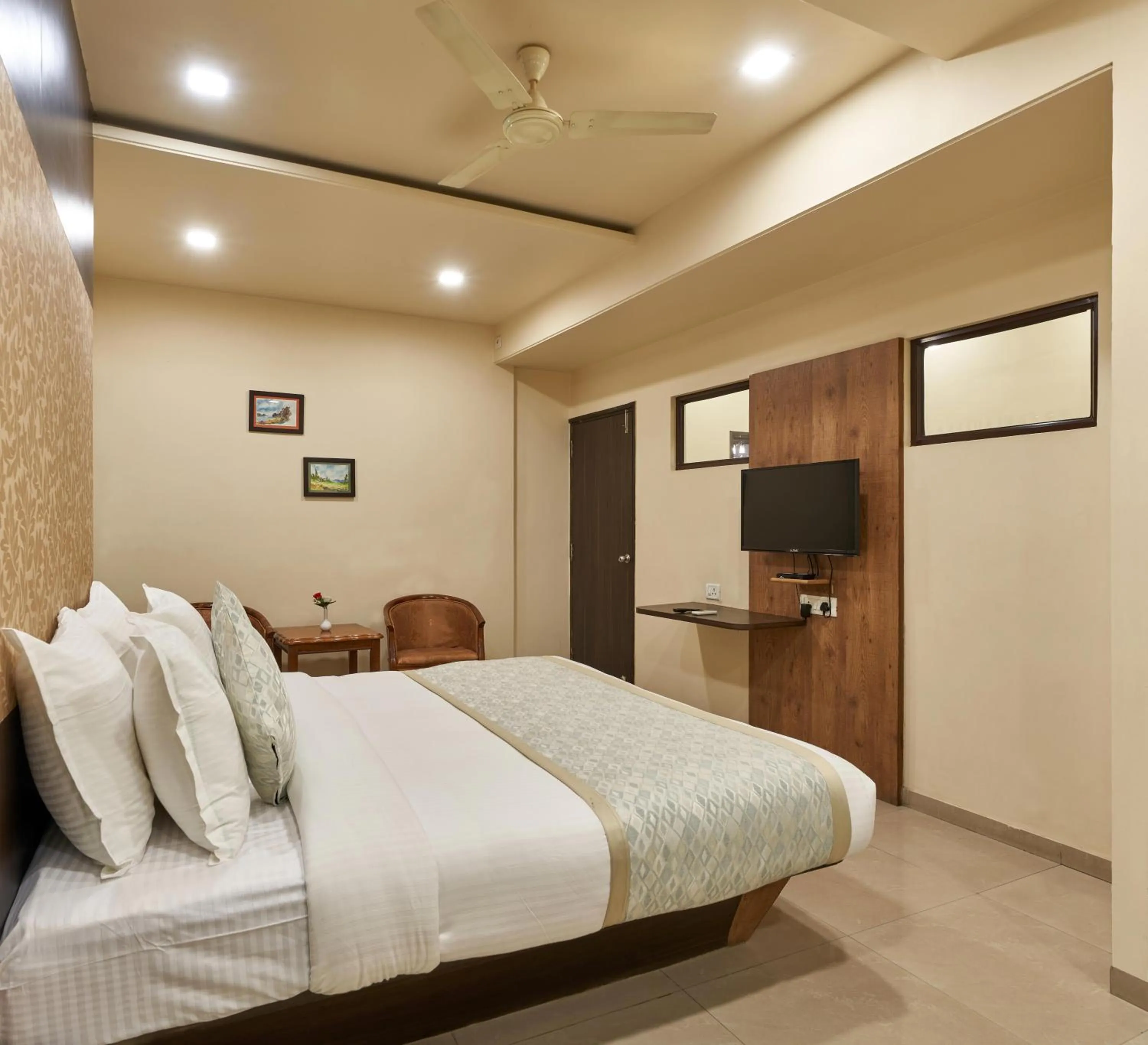 TV and multimedia, Bed in Hotel Atria, Kolhapur