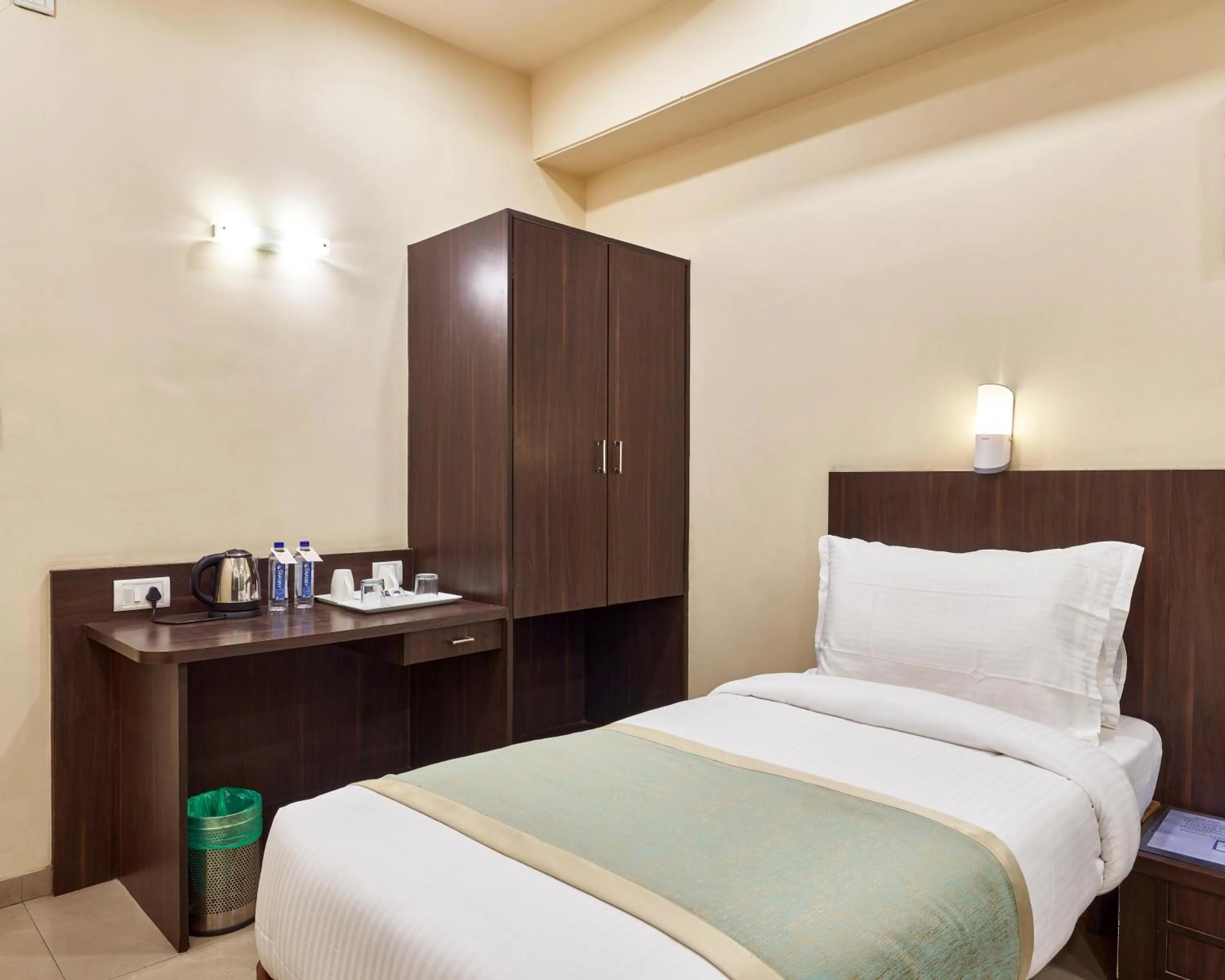 Coffee/tea facilities, Bed in Hotel Atria, Kolhapur