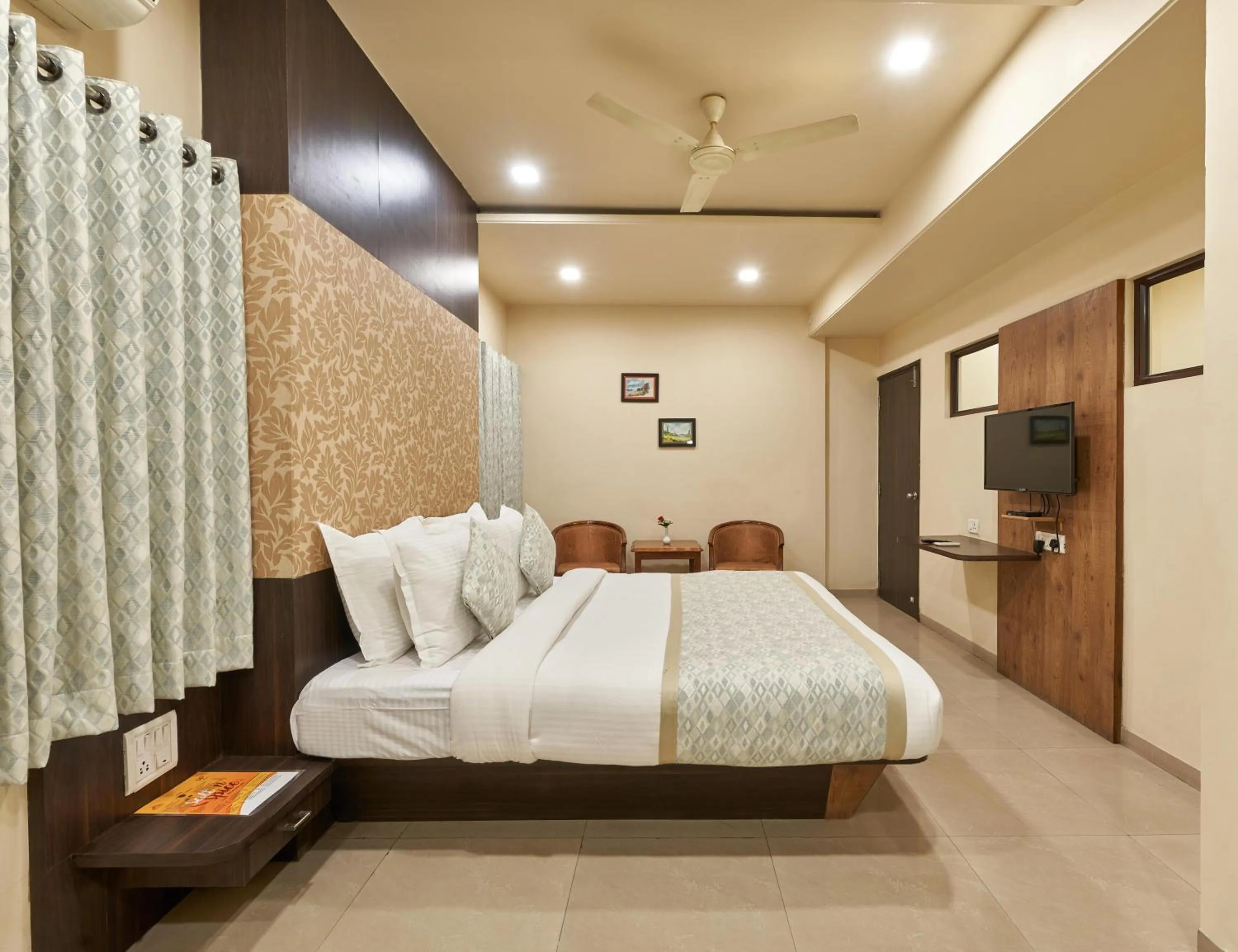 TV and multimedia, Bed in Hotel Atria, Kolhapur