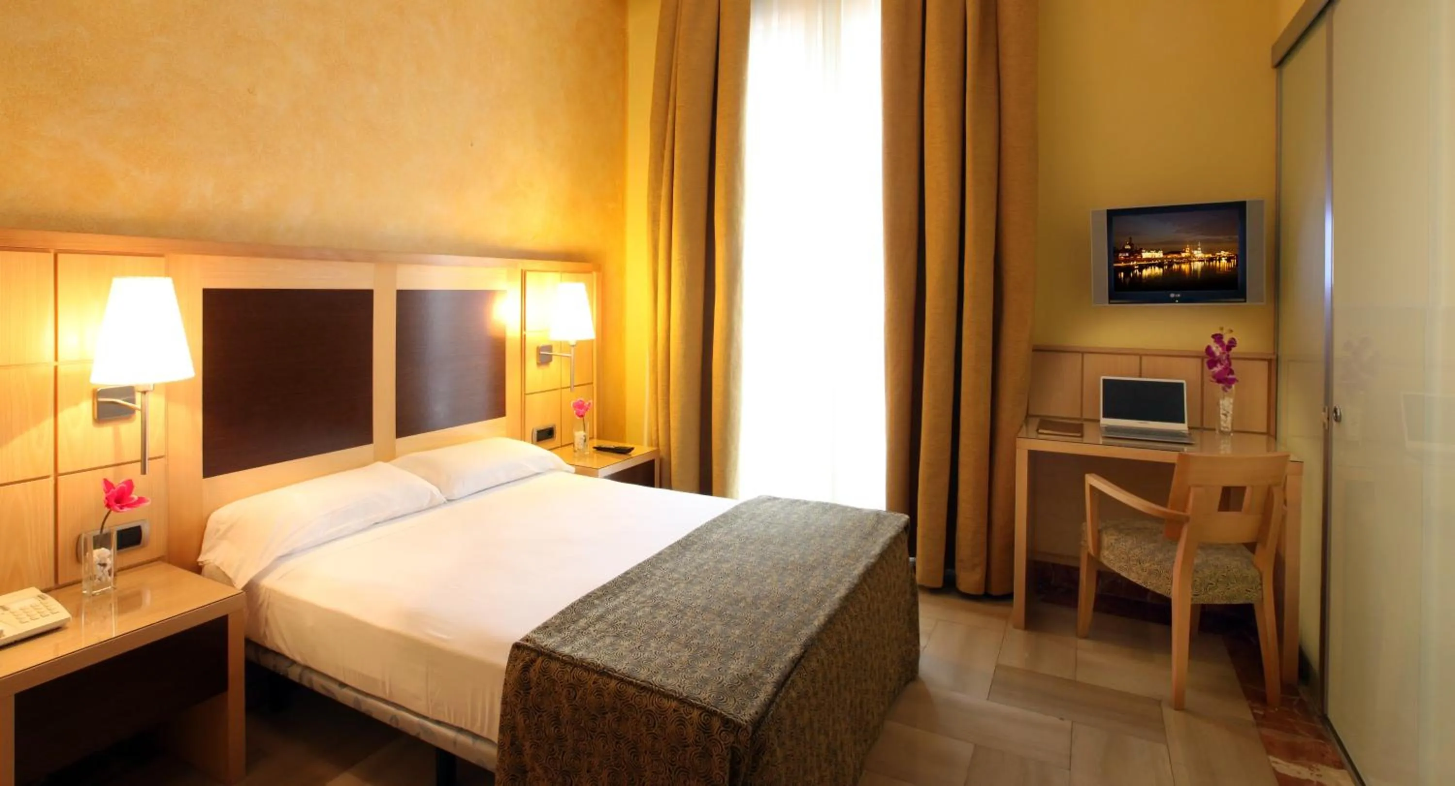 Photo of the whole room, Bed in Hotel Nouvel