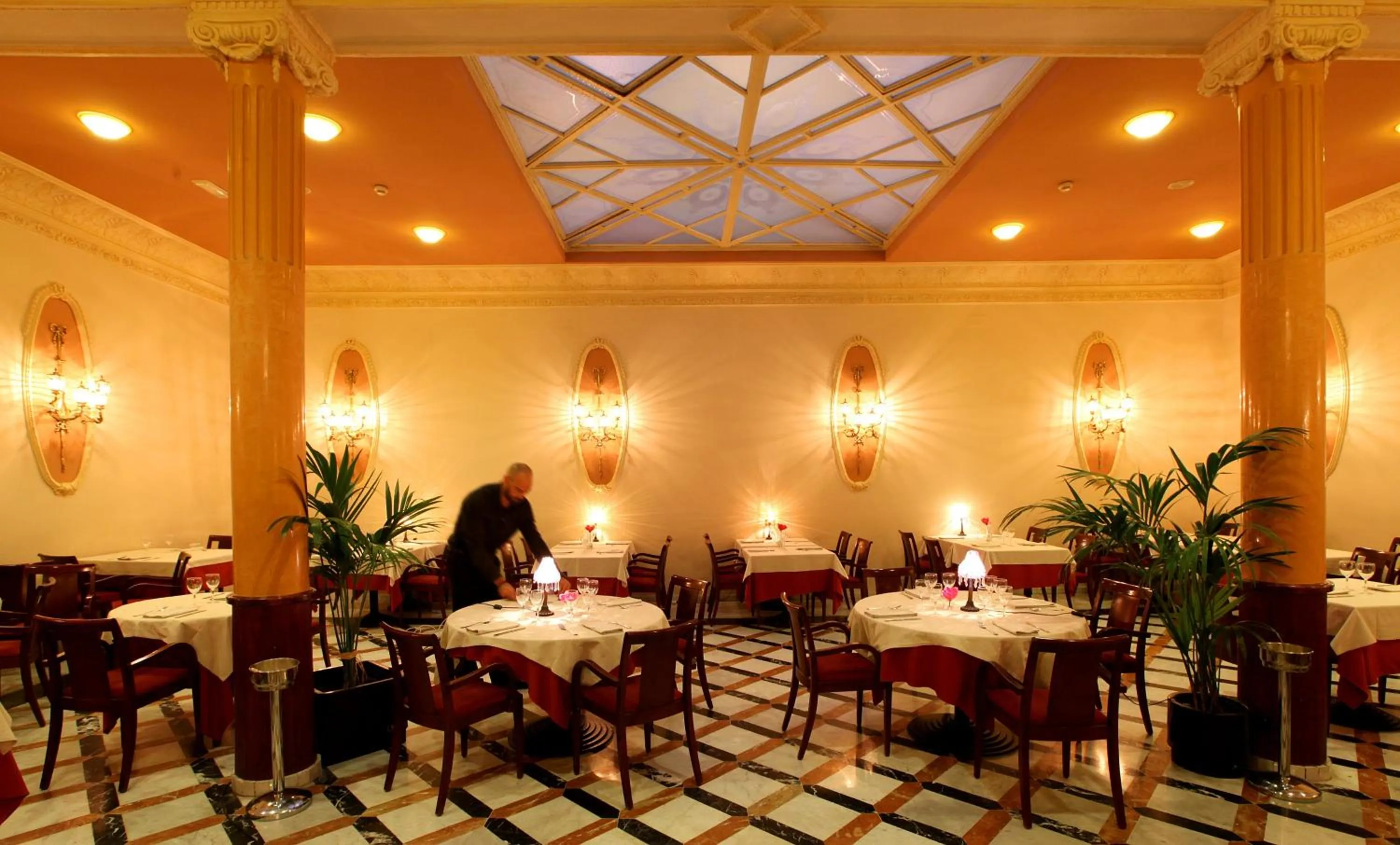 Restaurant/places to eat in Hotel Nouvel