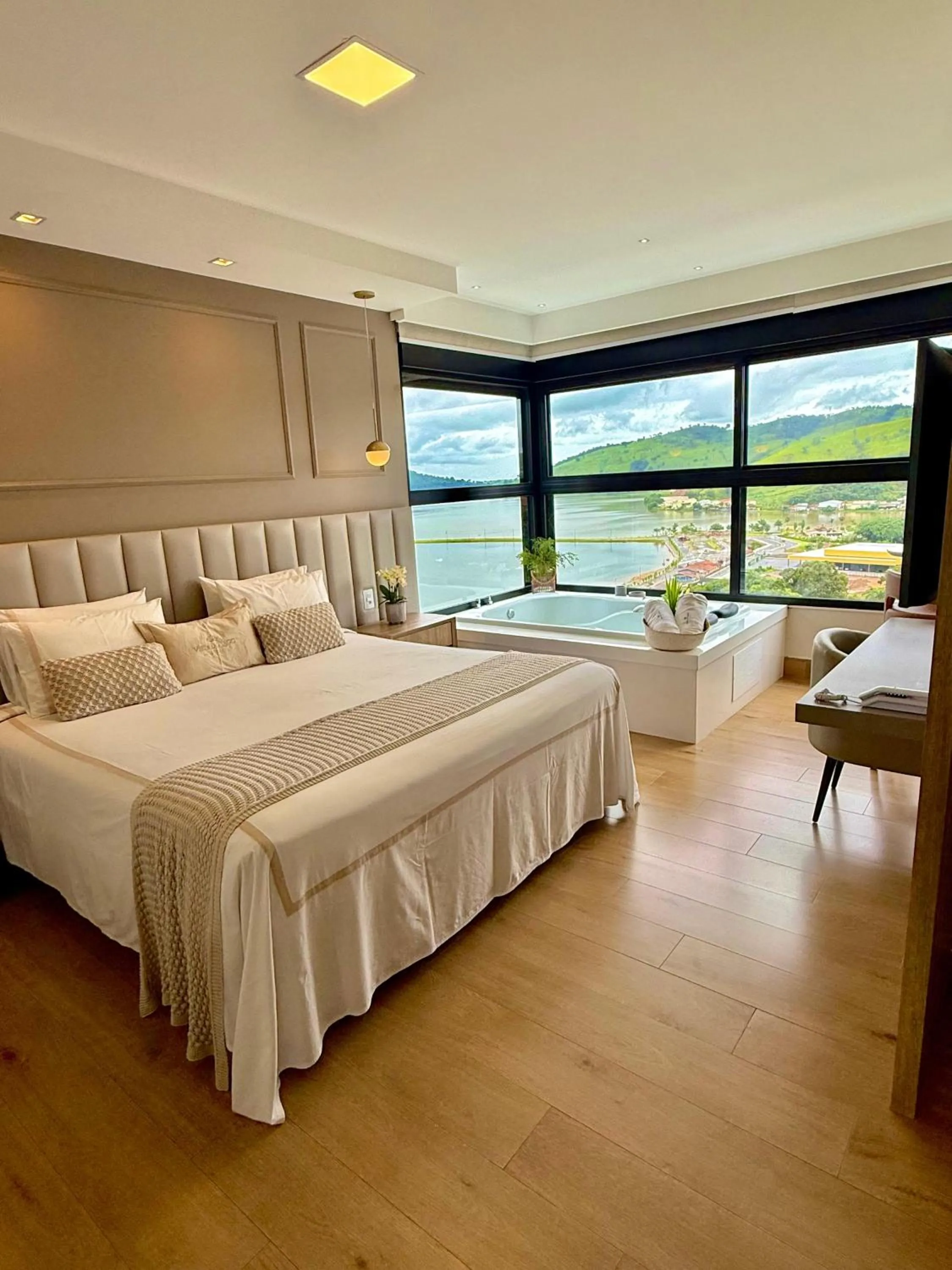 Bedroom, Bed in Vista do Lago Hotel