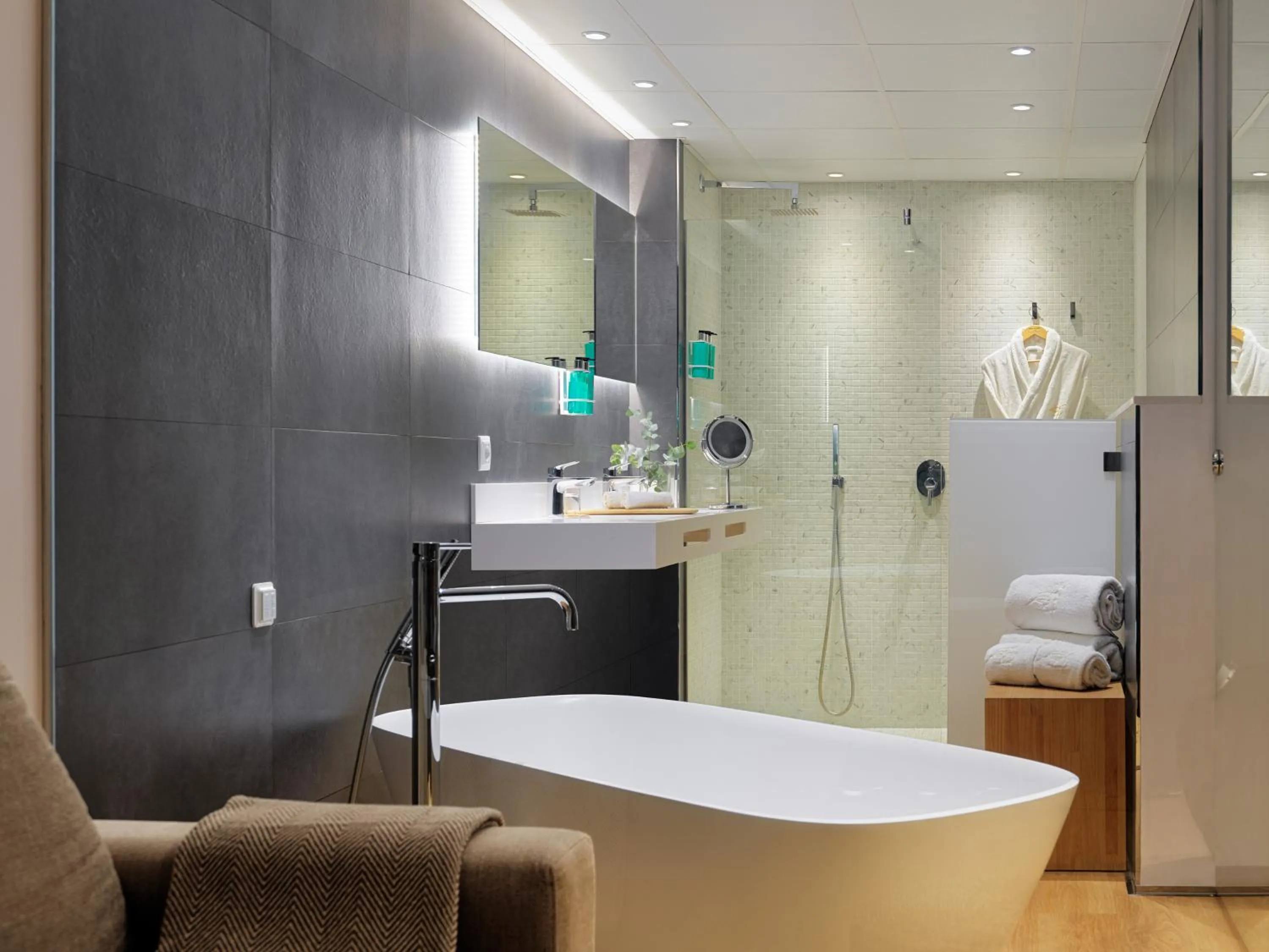 Shower in Hotel Saratoga