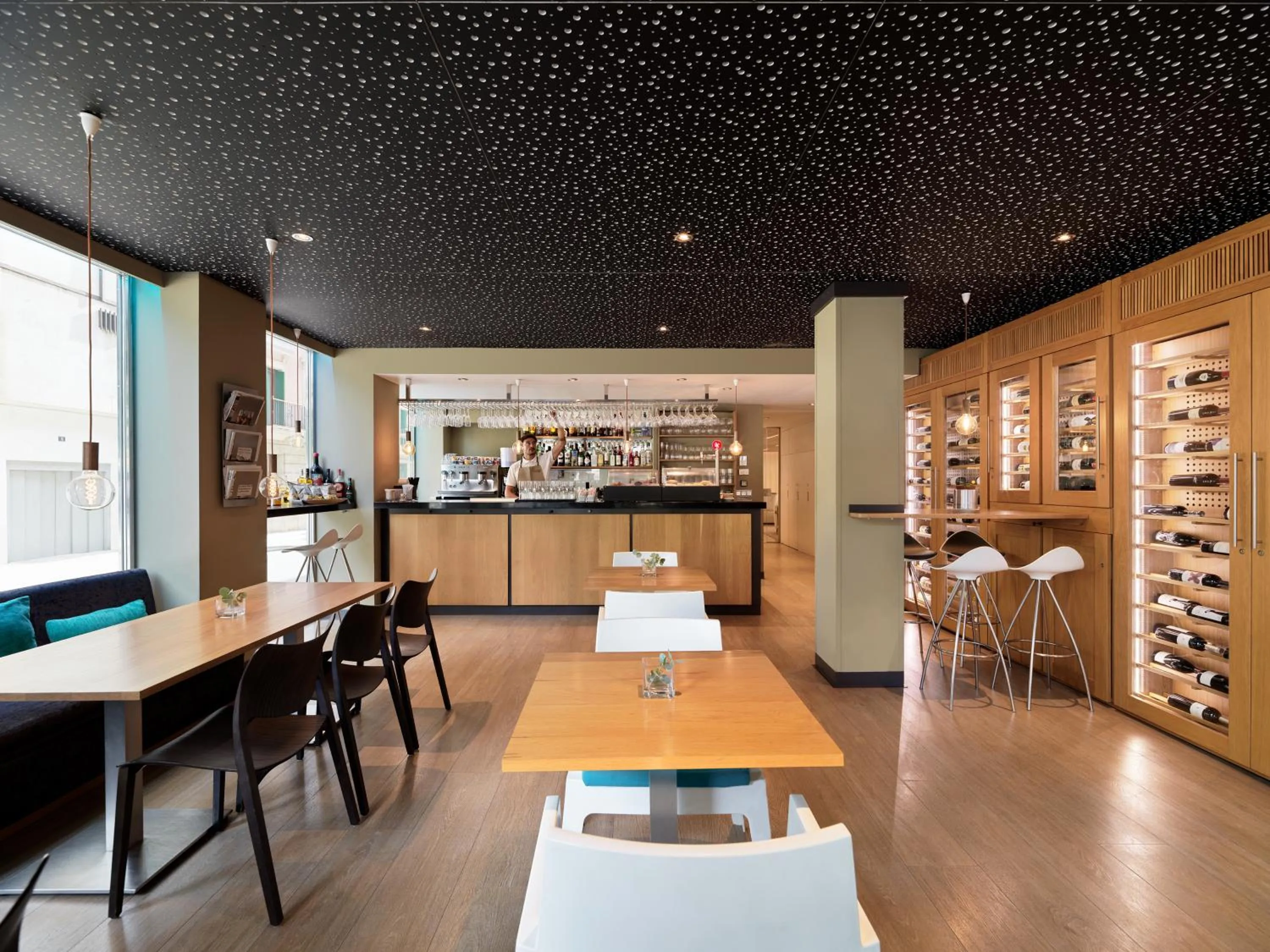 Restaurant/places to eat in Hotel Saratoga