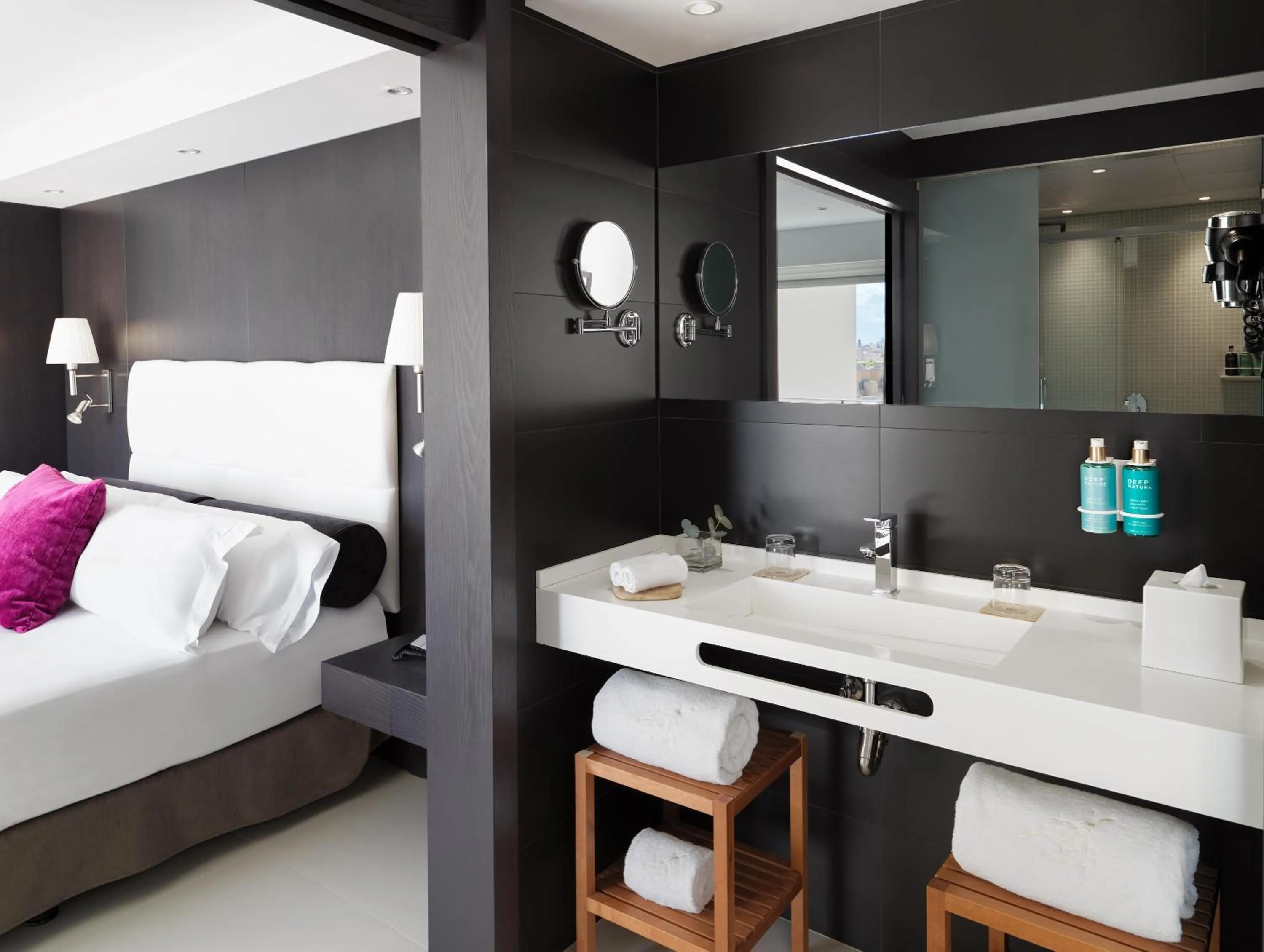 Bathroom, Bed in Hotel Saratoga