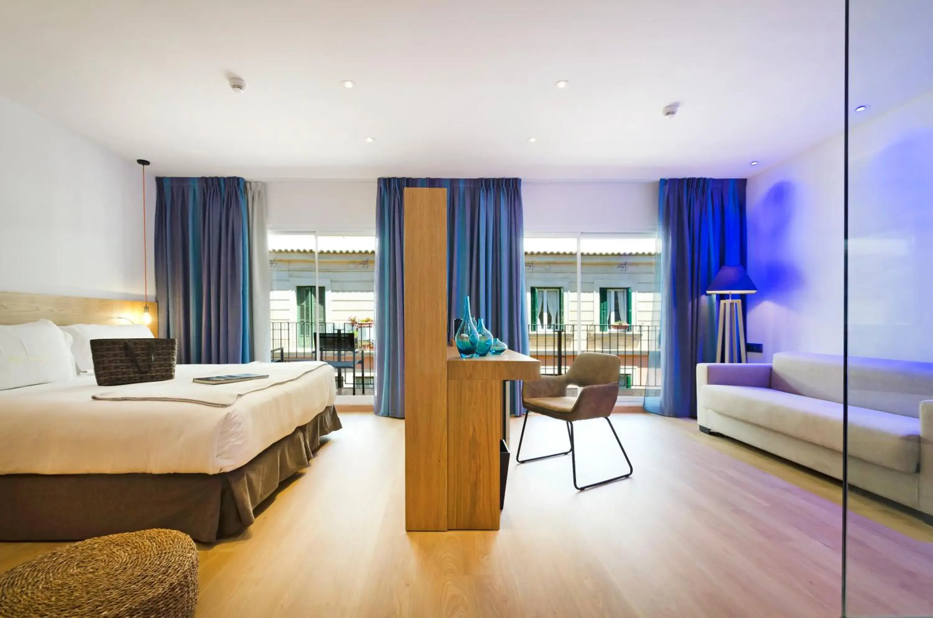 View (from property/room), Bed in Hotel Saratoga View (from property/room), Bed in Hotel Saratoga