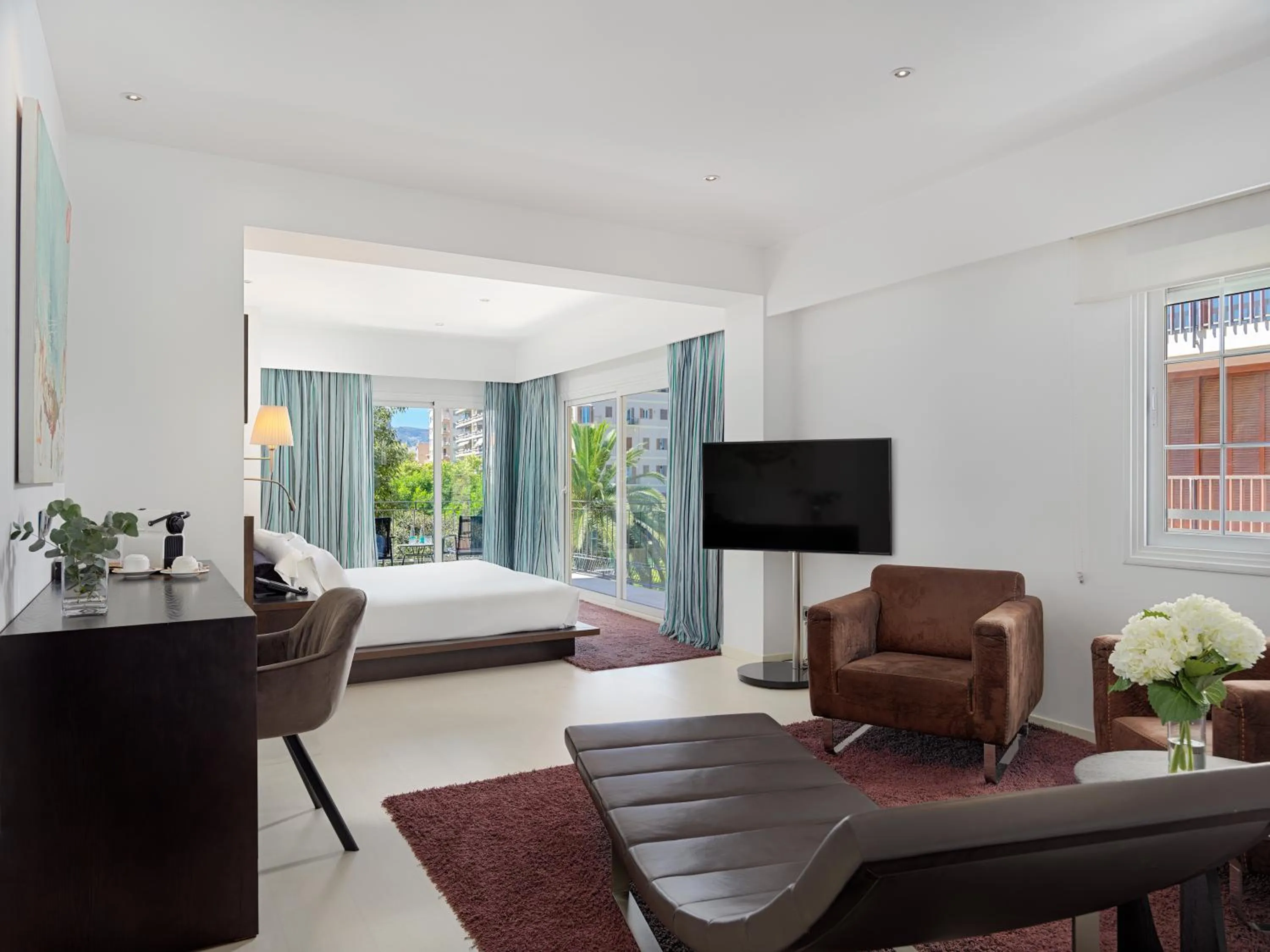 Communal lounge/ TV room, Bed in Hotel Saratoga