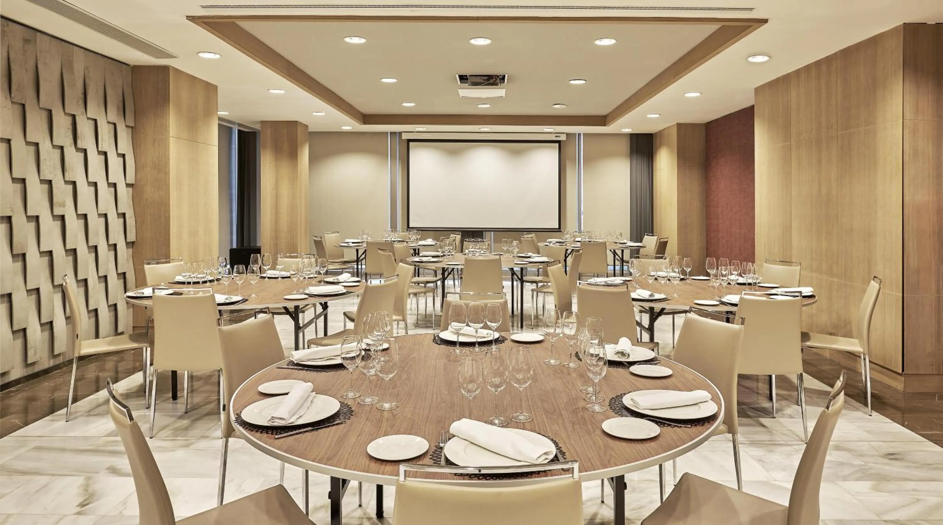 Restaurant/places to eat in NH Collection Madrid Eurobuilding