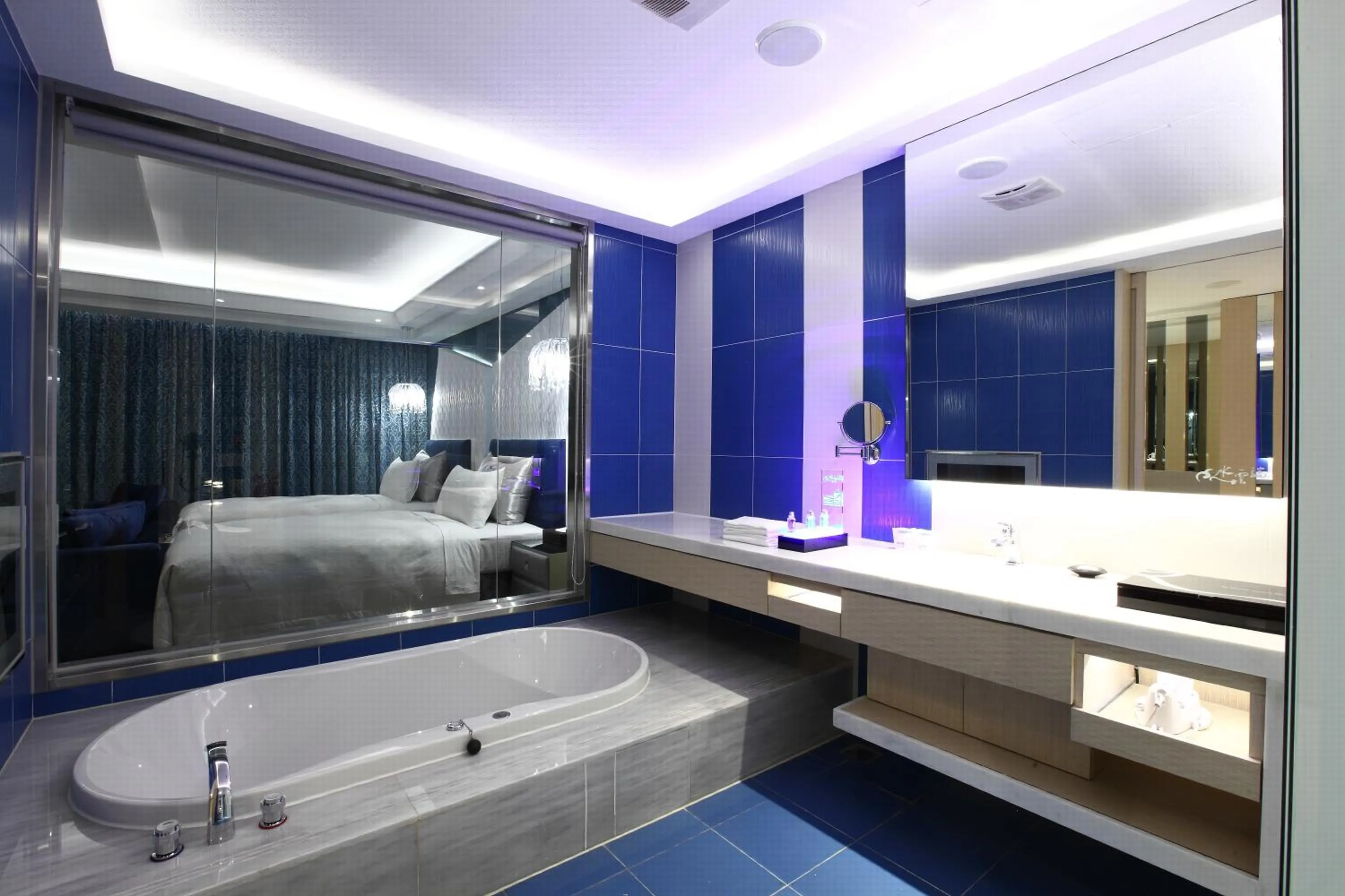 Shower, Bed in Icloud Luxury Resort & Hotel