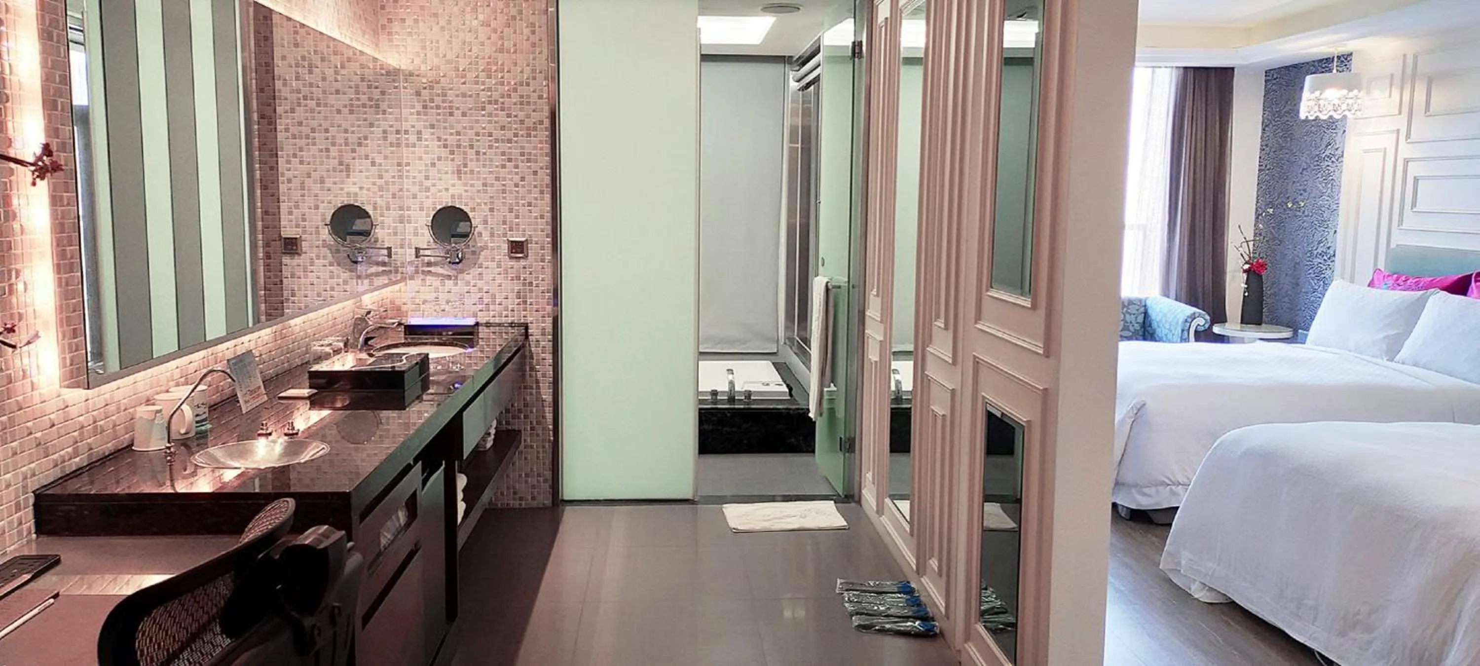 room service, Bed in Icloud Luxury Resort & Hotel