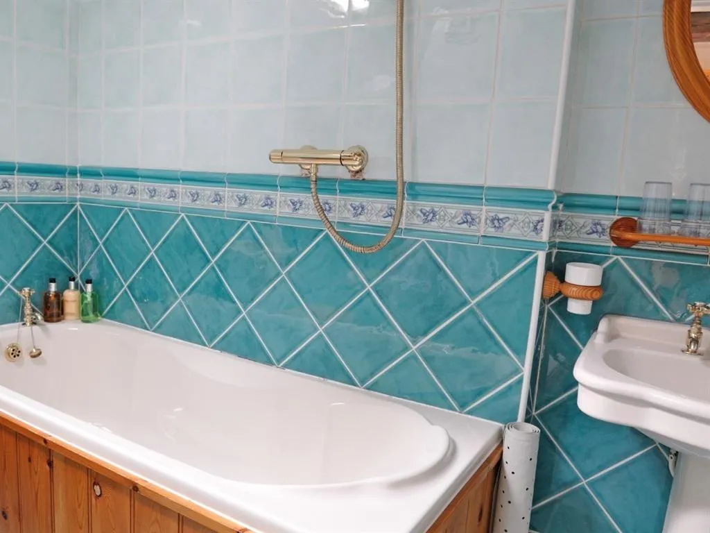 Bathroom in The Castle Arms Inn