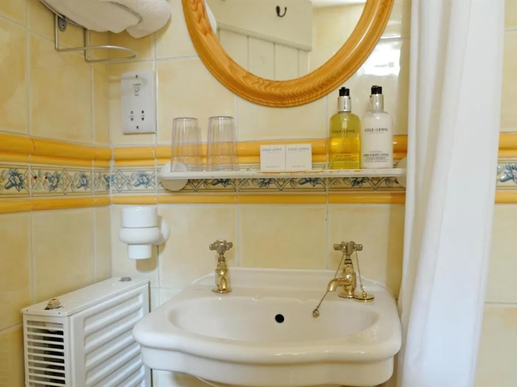 Bathroom in The Castle Arms Inn