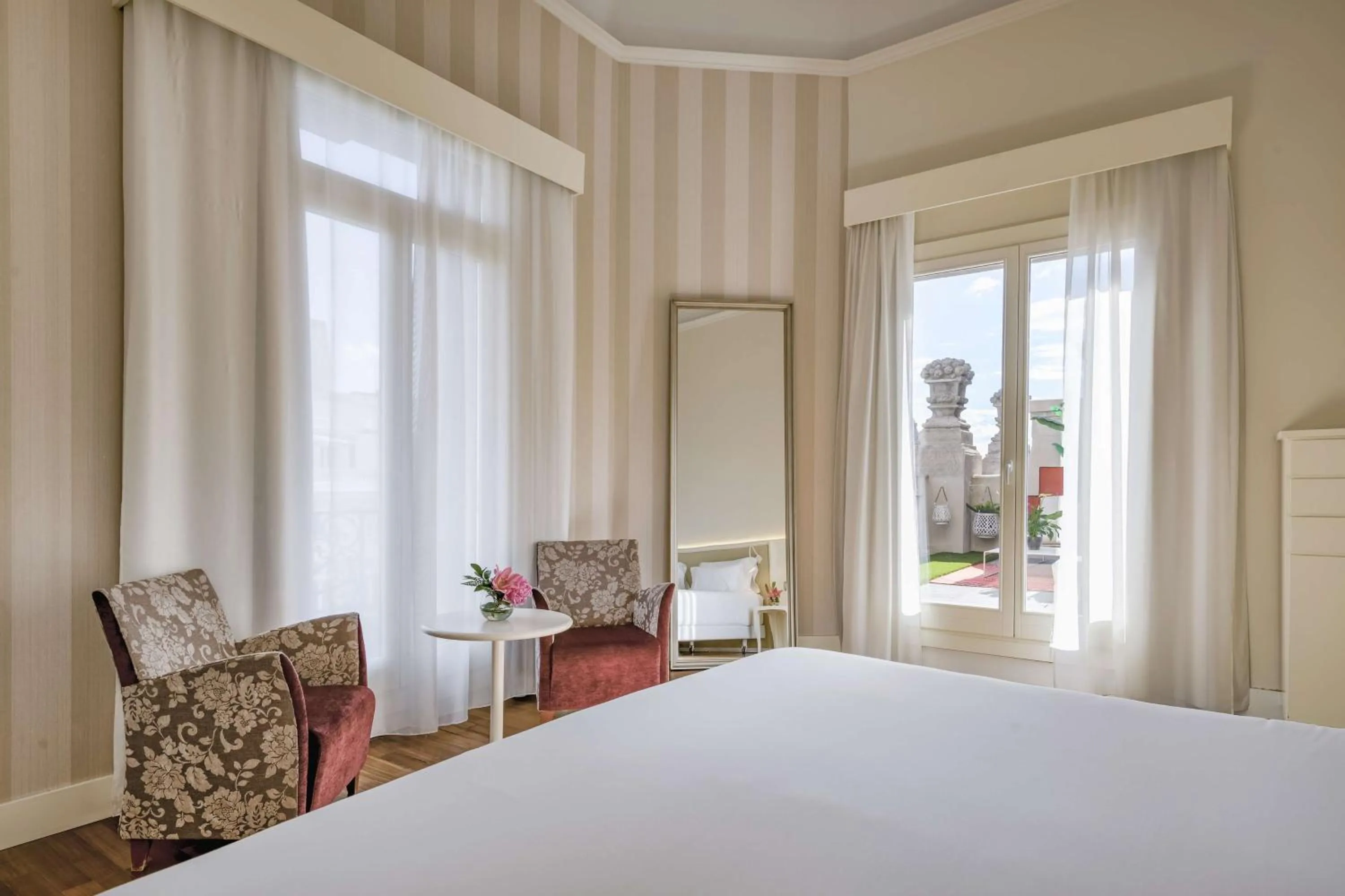 Photo of the whole room, Bed in NH Collection Madrid Abascal