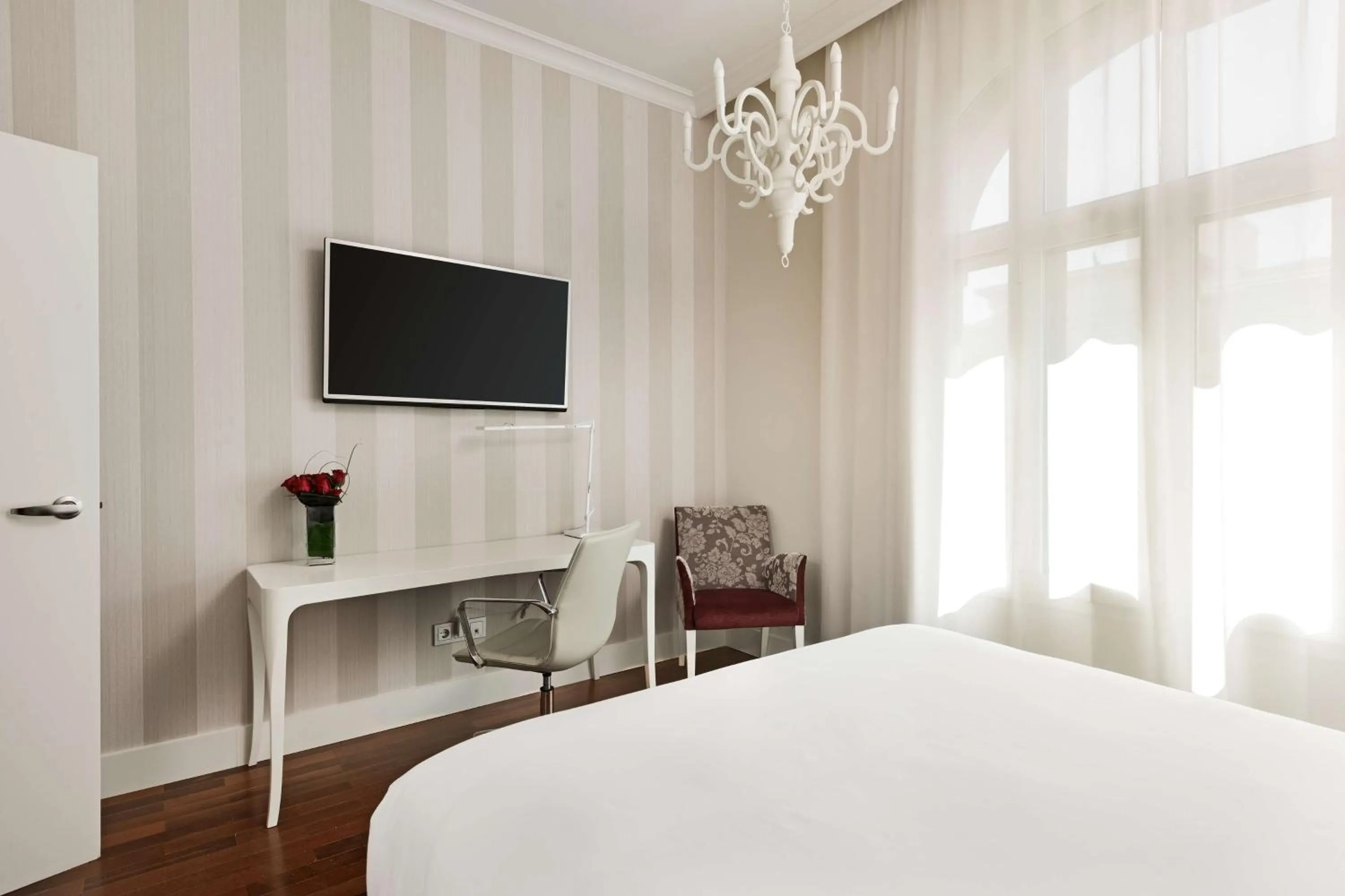 Photo of the whole room, Bed in NH Collection Madrid Abascal