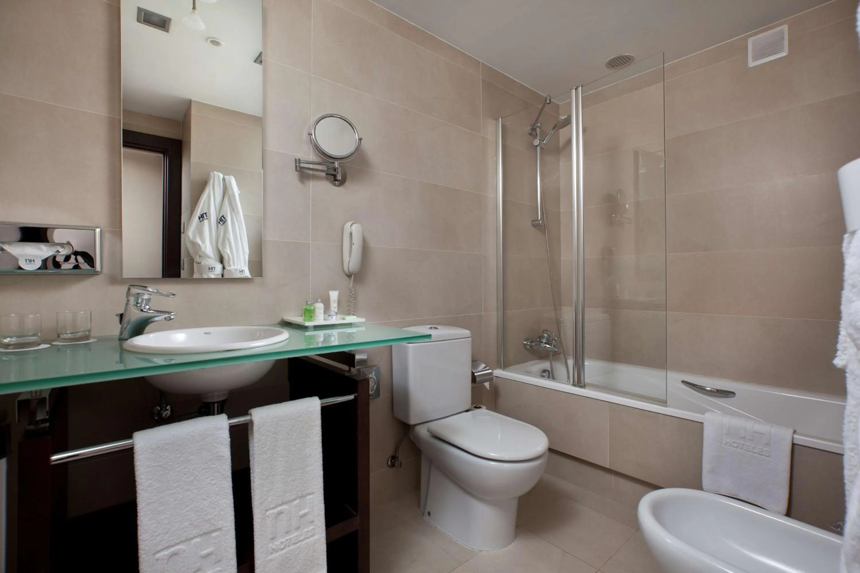 Bathroom in NH Canciller Ayala Vitoria