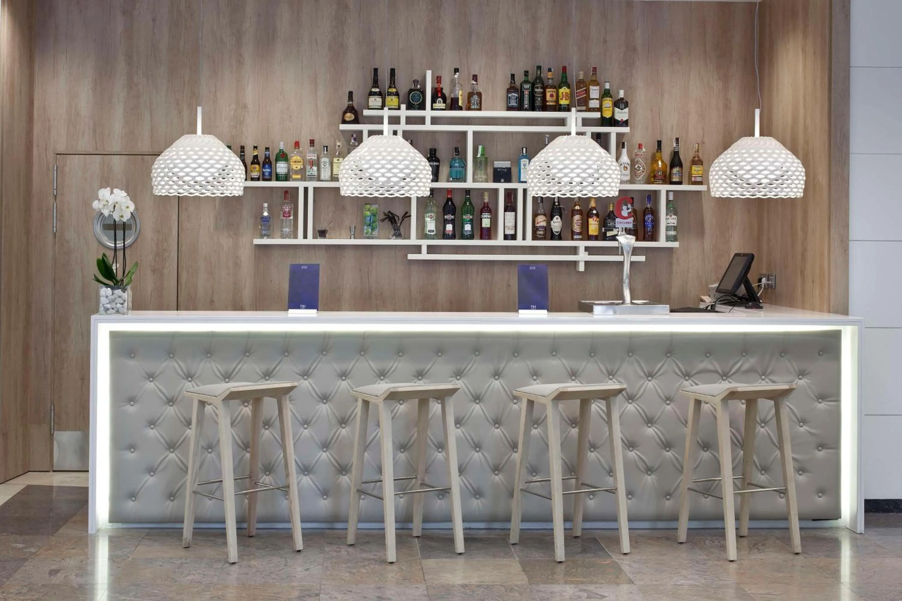 Lounge or bar in NH Canciller Ayala Vitoria