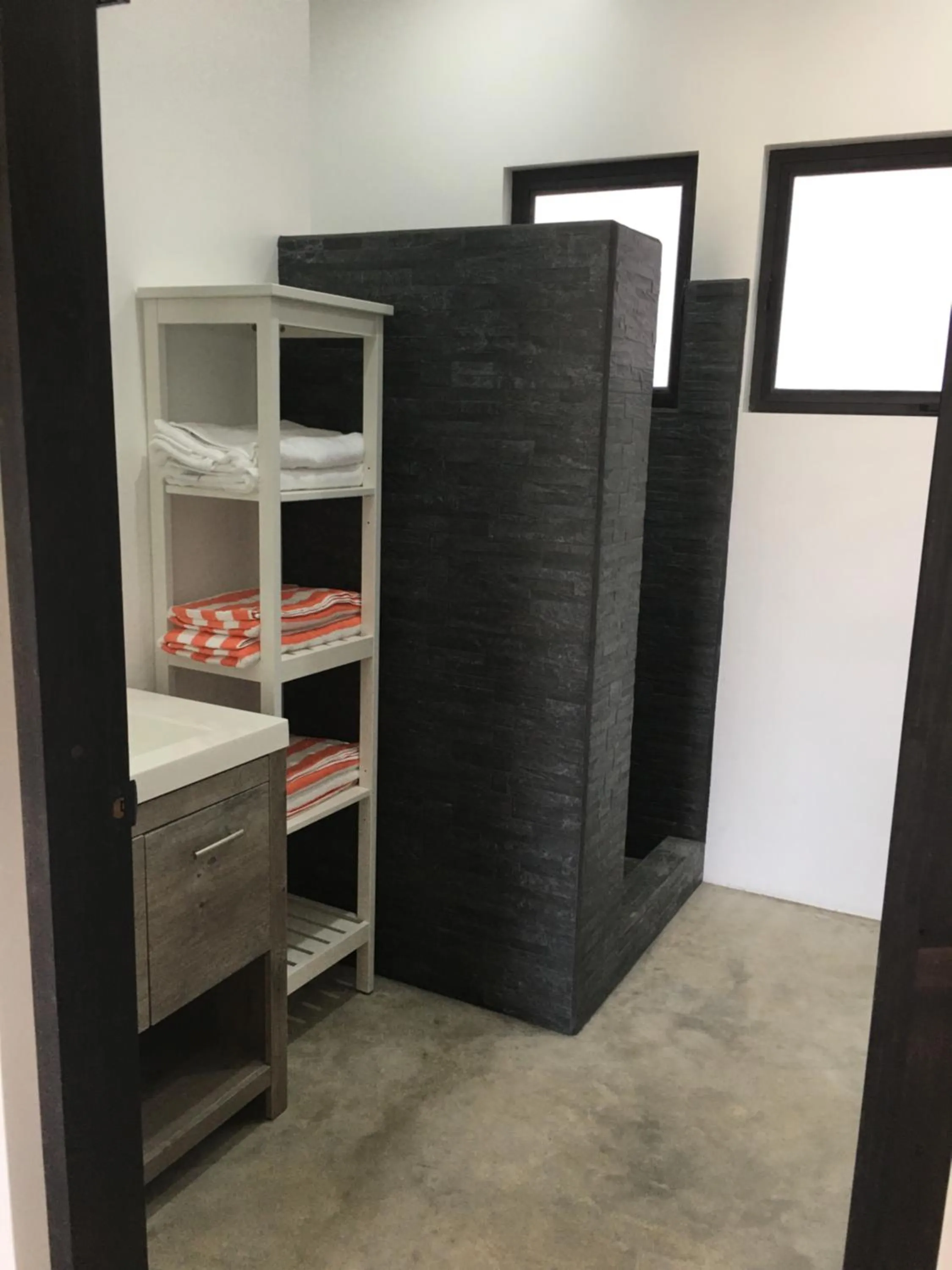 Shower, Bed in Las Palmas Hotel - Cerritos Beach