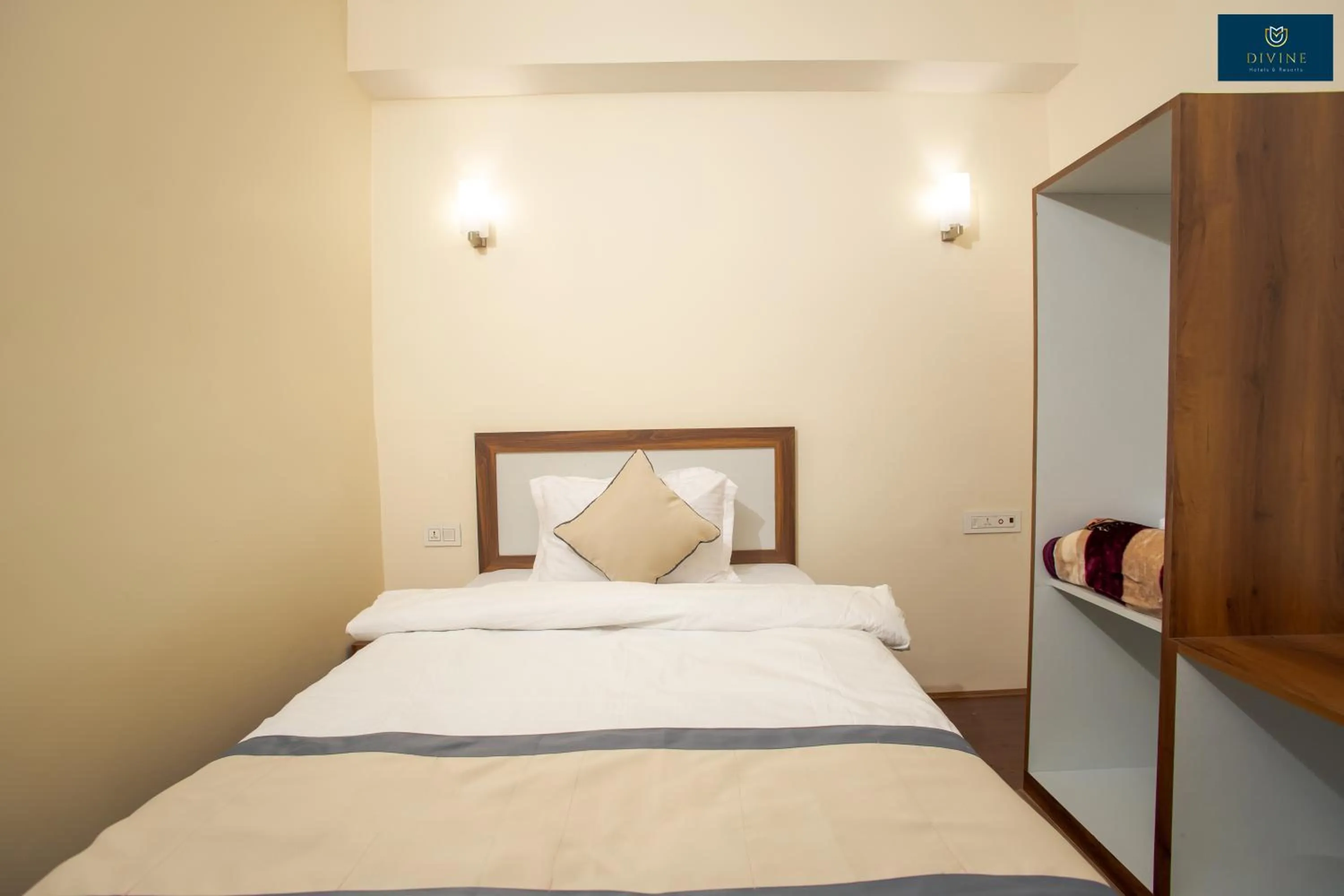 Bed in Divine's The Elite Zong