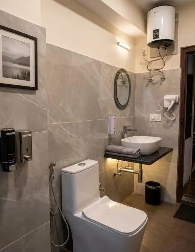 Toilet in Divine's The Elite Zong
