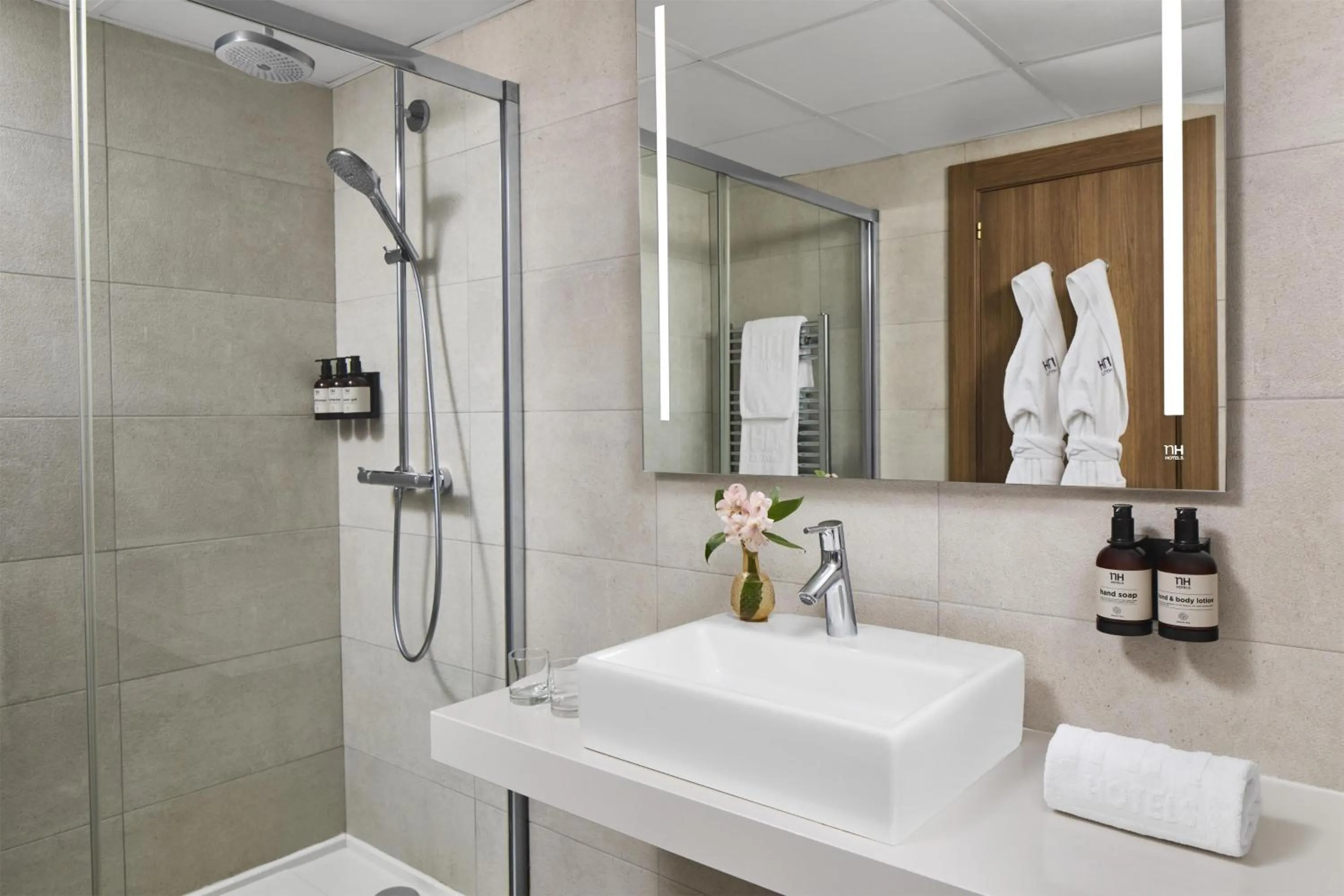 Bathroom in NH Madrid Balboa